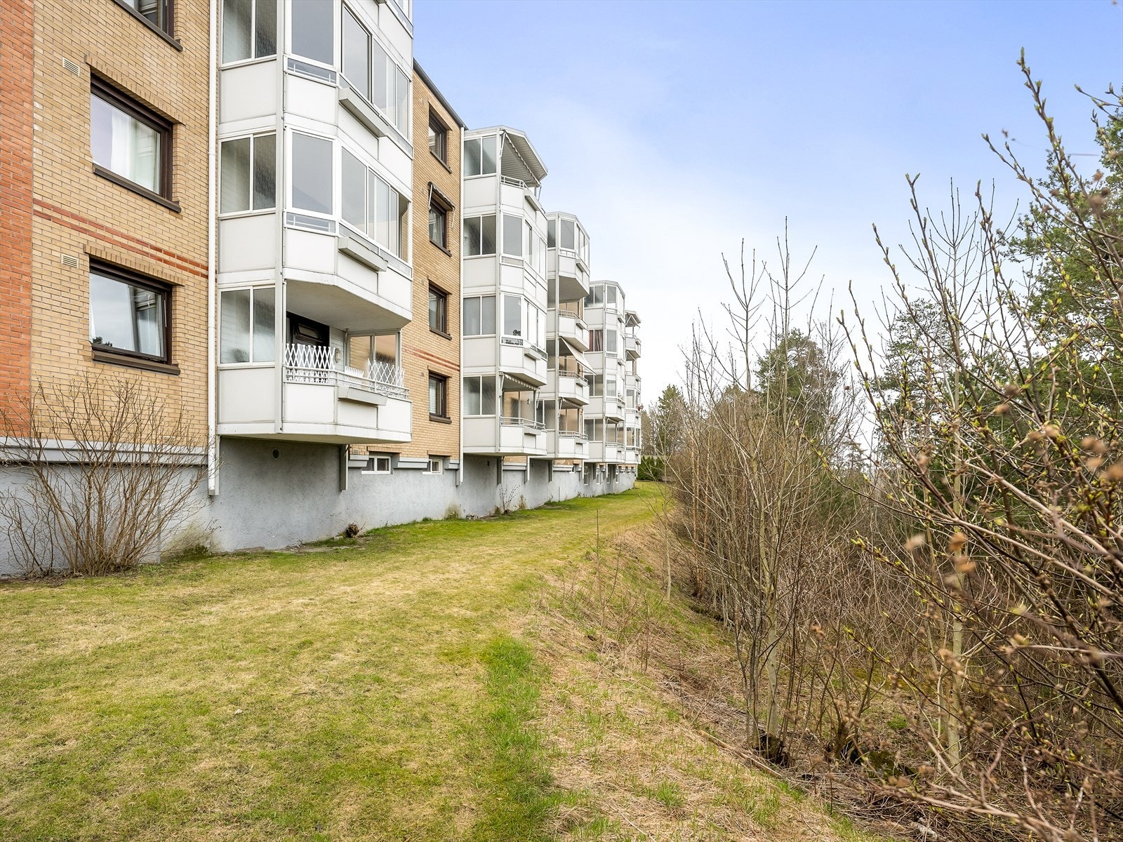 Eksteriør av bygningen med tilhørende grønne områder Galleribilde