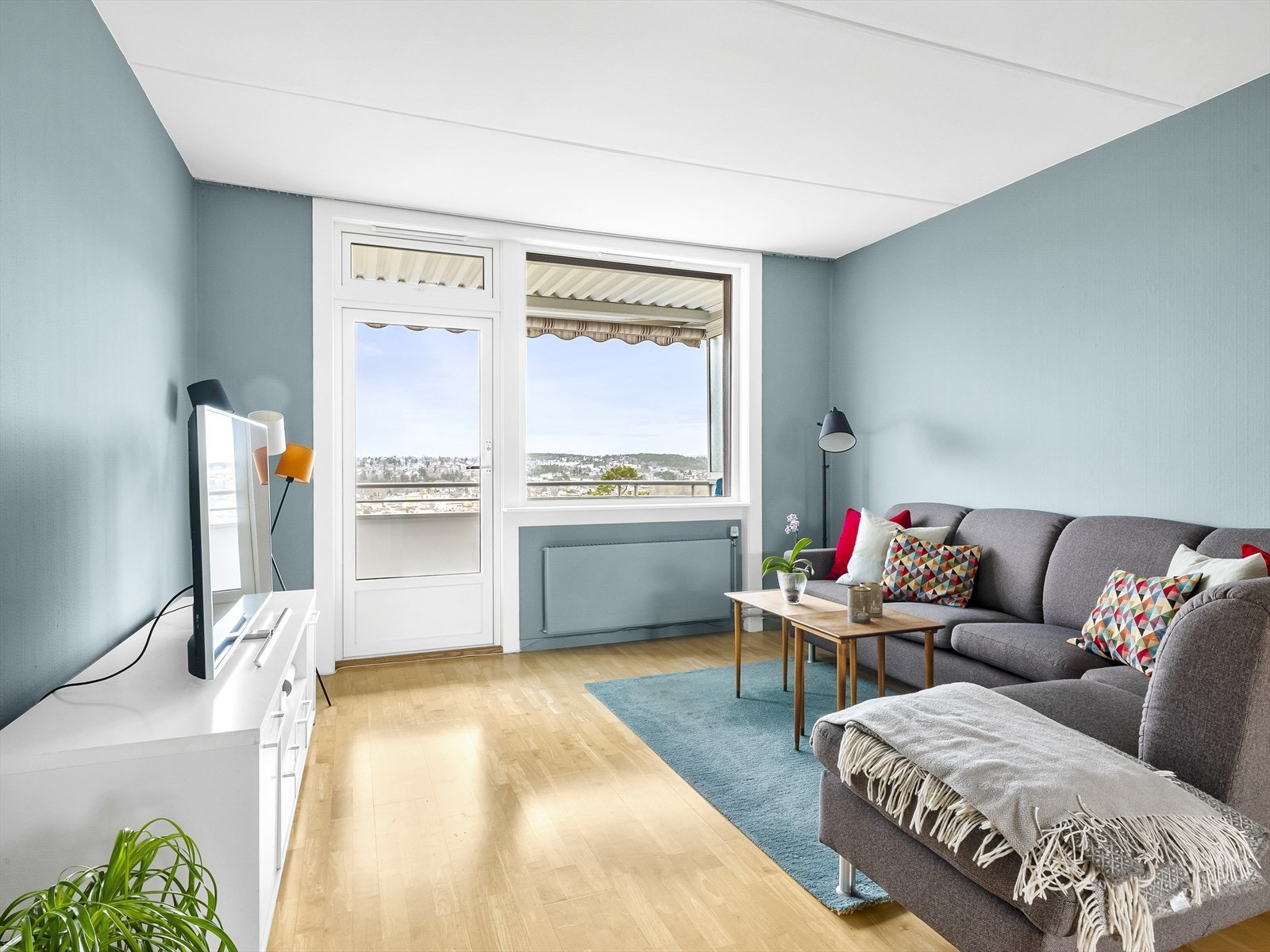 Stue med behagelige fargevalg og direkte tilgang til balkong Galleribilde