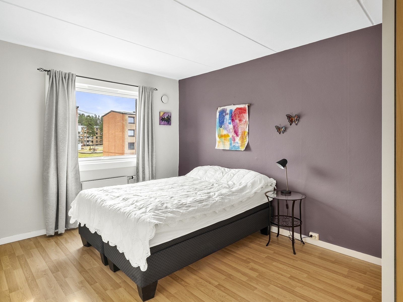 Soverom med harmoniske fargetoner og god oppbevaring Galleribilde