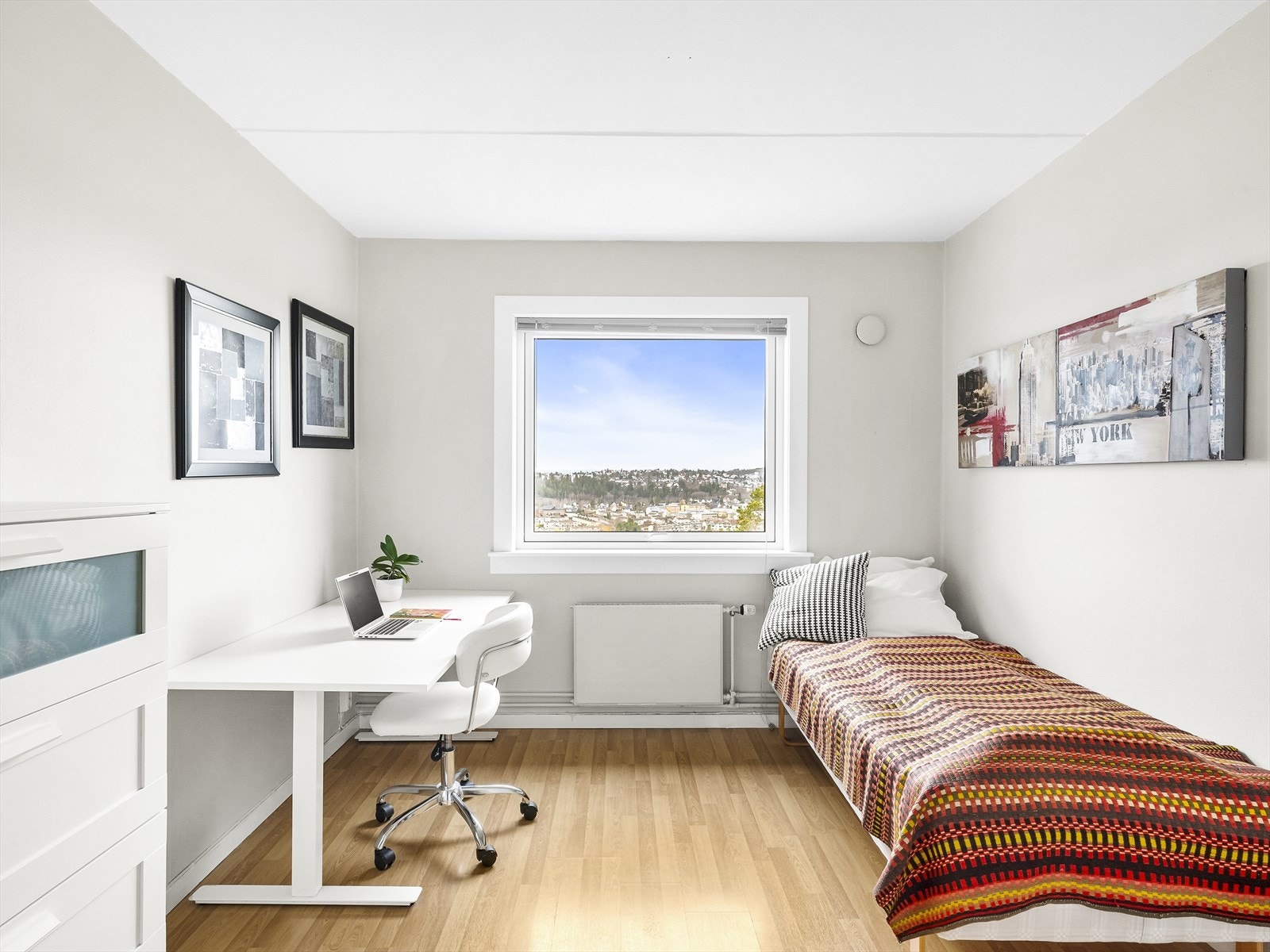 Sjarmerende gjesterom med praktisk arbeidsplass Galleribilde