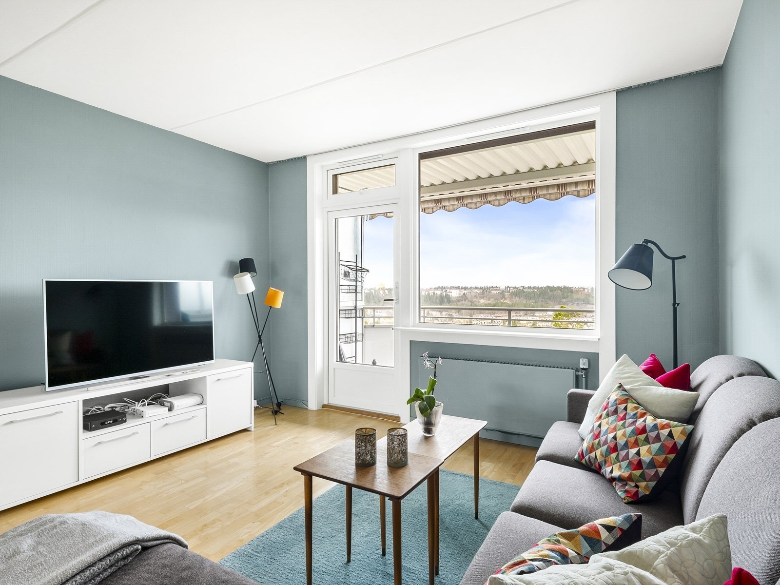 Stue med elegante vinduer som gir flott utsikt Galleribilde