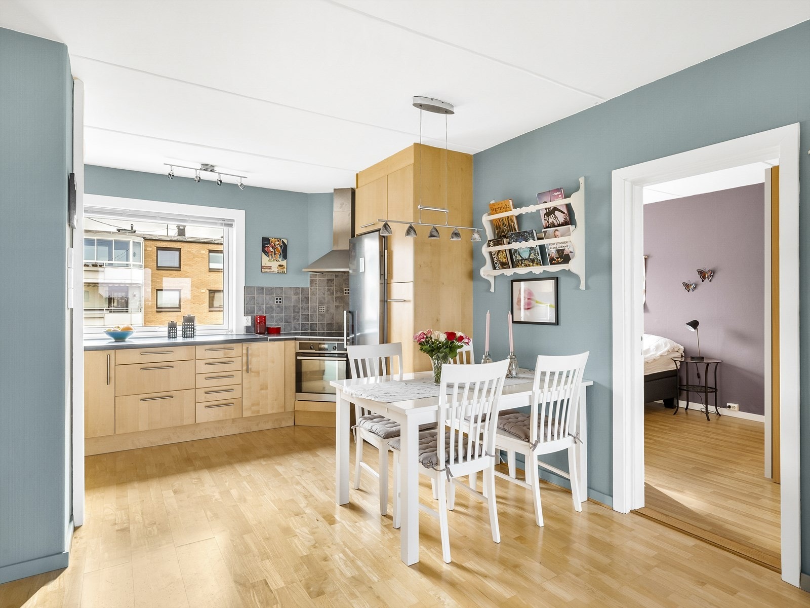 Åpen kjøkkenløsning med spiseområde og tilgang til stue Galleribilde