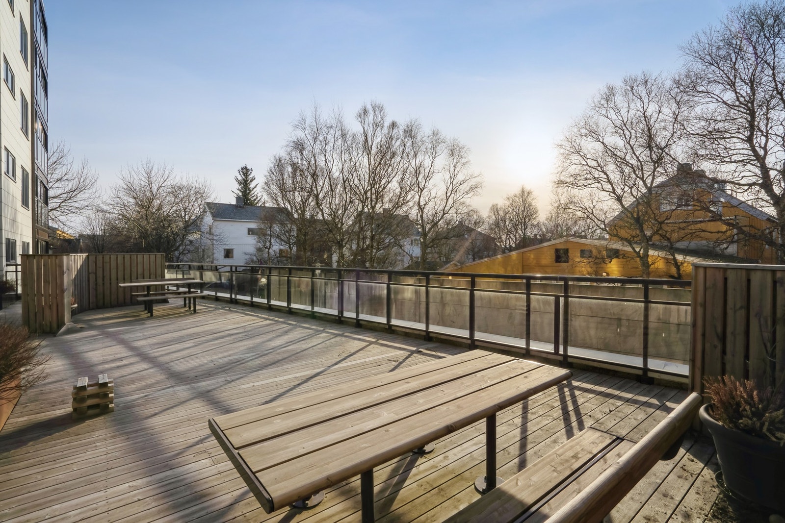 Bygget har fellesparkering for sykkel, fellesrom som kan leies til arrangementer, gjesteleiligheter, takterrasse, badstue og treningsrom! Galleribilde