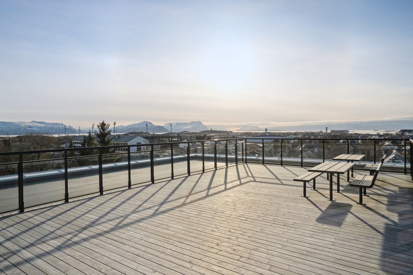 Bygget har fellesparkering for sykkel, fellesrom som kan leies til arrangementer, gjesteleiligheter, takterrasse, badstue og treningsrom! Galleribilde