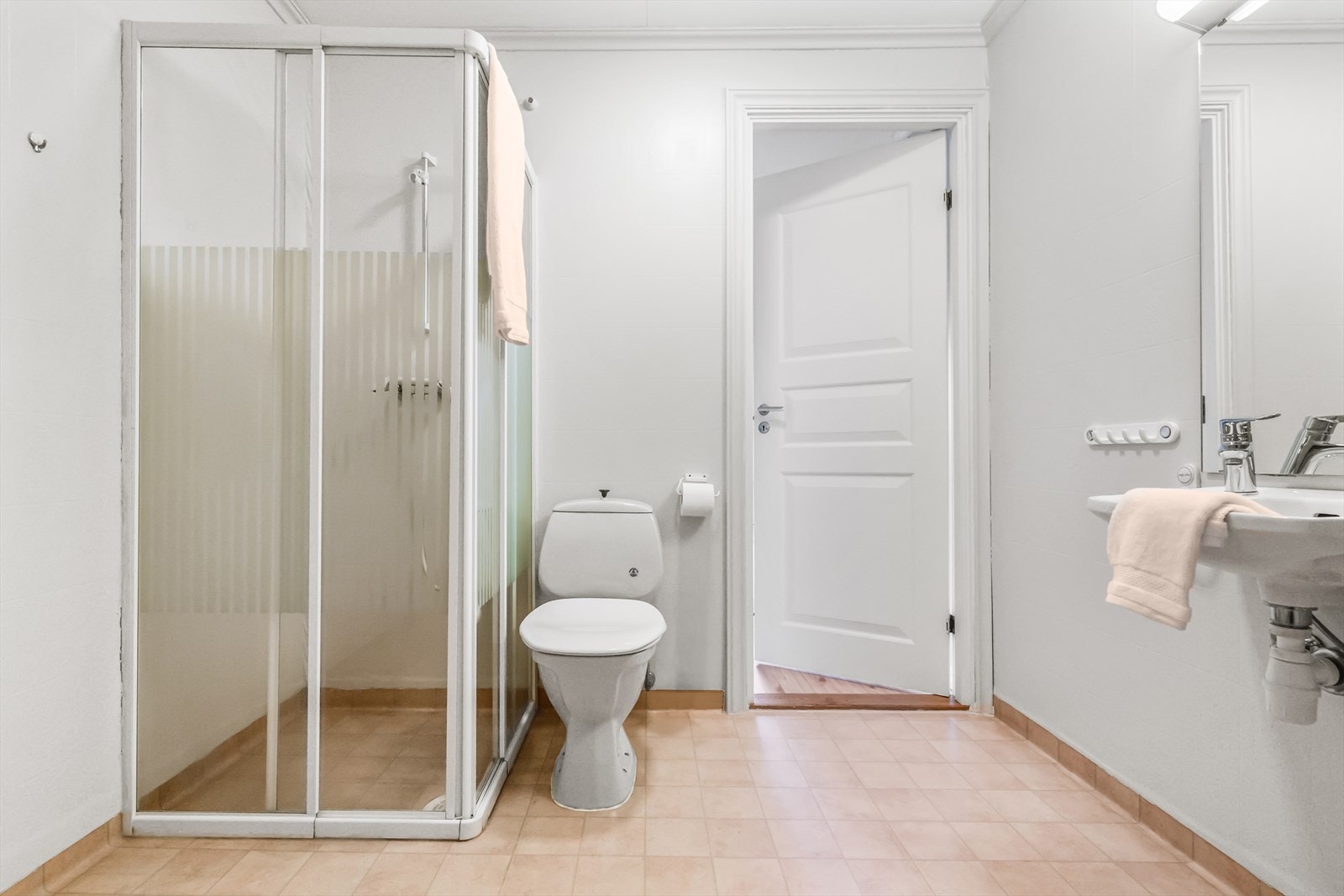 Badet oppe er innredet gulvbelegg og hvitmalte vegger. Galleribilde