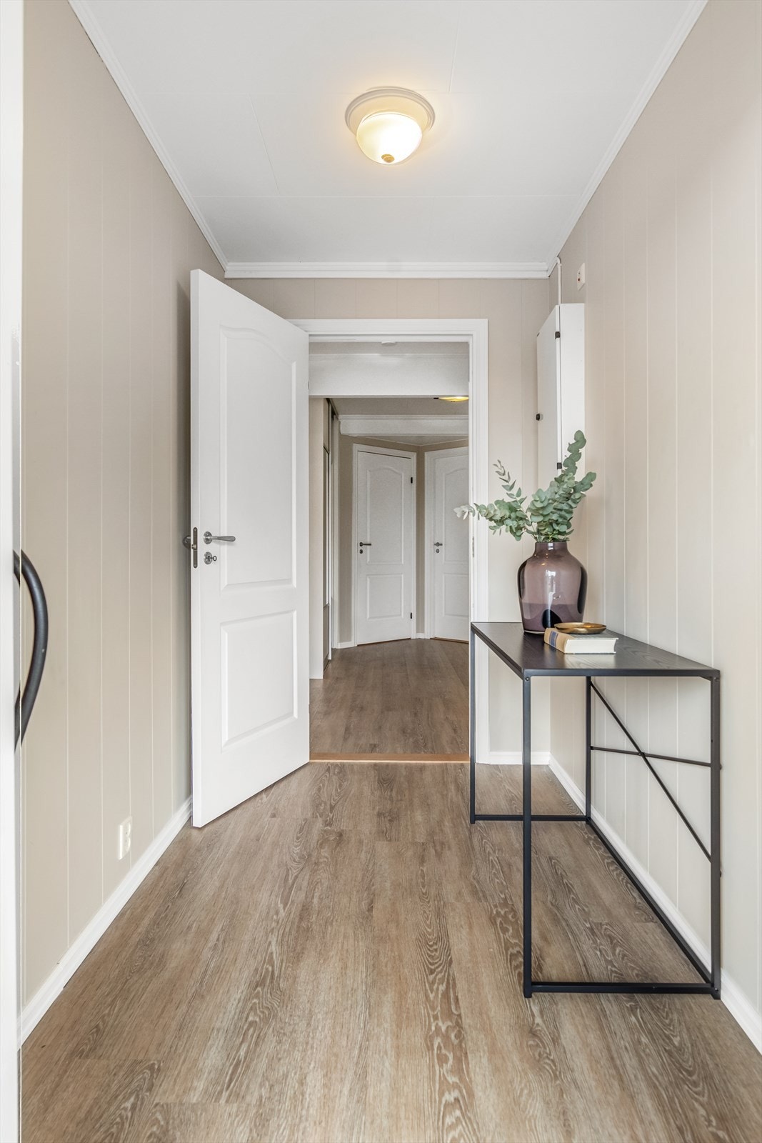 Rommene i underetasjen har gulv fra Berry Alloc - Vinyl planks Pure click. I vindfanget passer det fint å innrede med knagger og skohyller. Galleribilde
