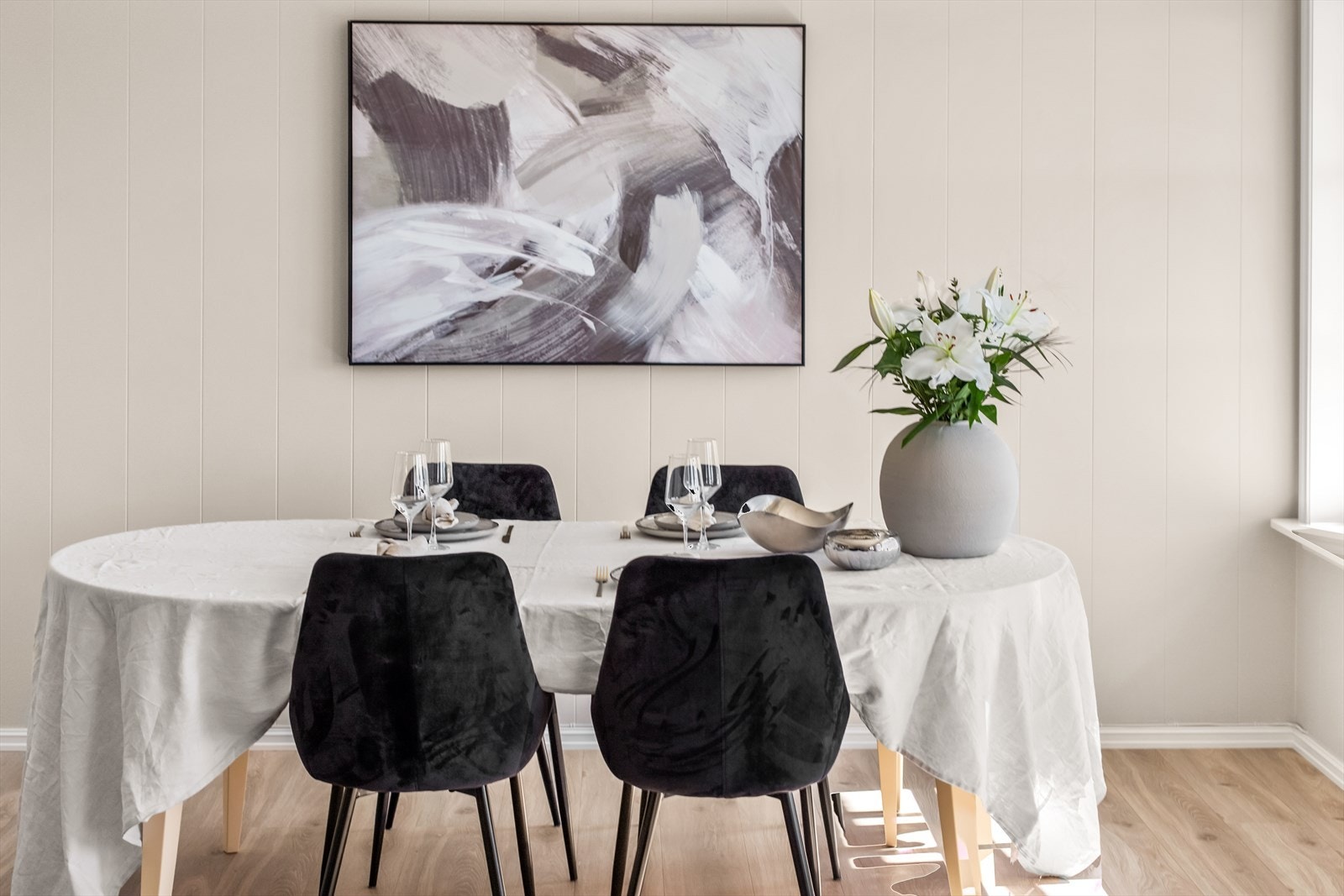 Stuen har en utforming som er enkel å møblere, og i den ene sonen er det plass til et langbord for hyggelige middager. Galleribilde