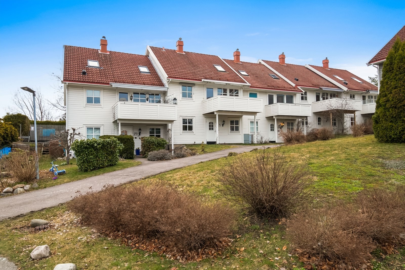 Nordvik Tønsberg v/Jens Roland Pettersen har gleden av å presentere dette delikate og innholdsrike andelsrekkehuset over tre plan, med en del oppgraderinger fra ca. 2017! Galleribilde