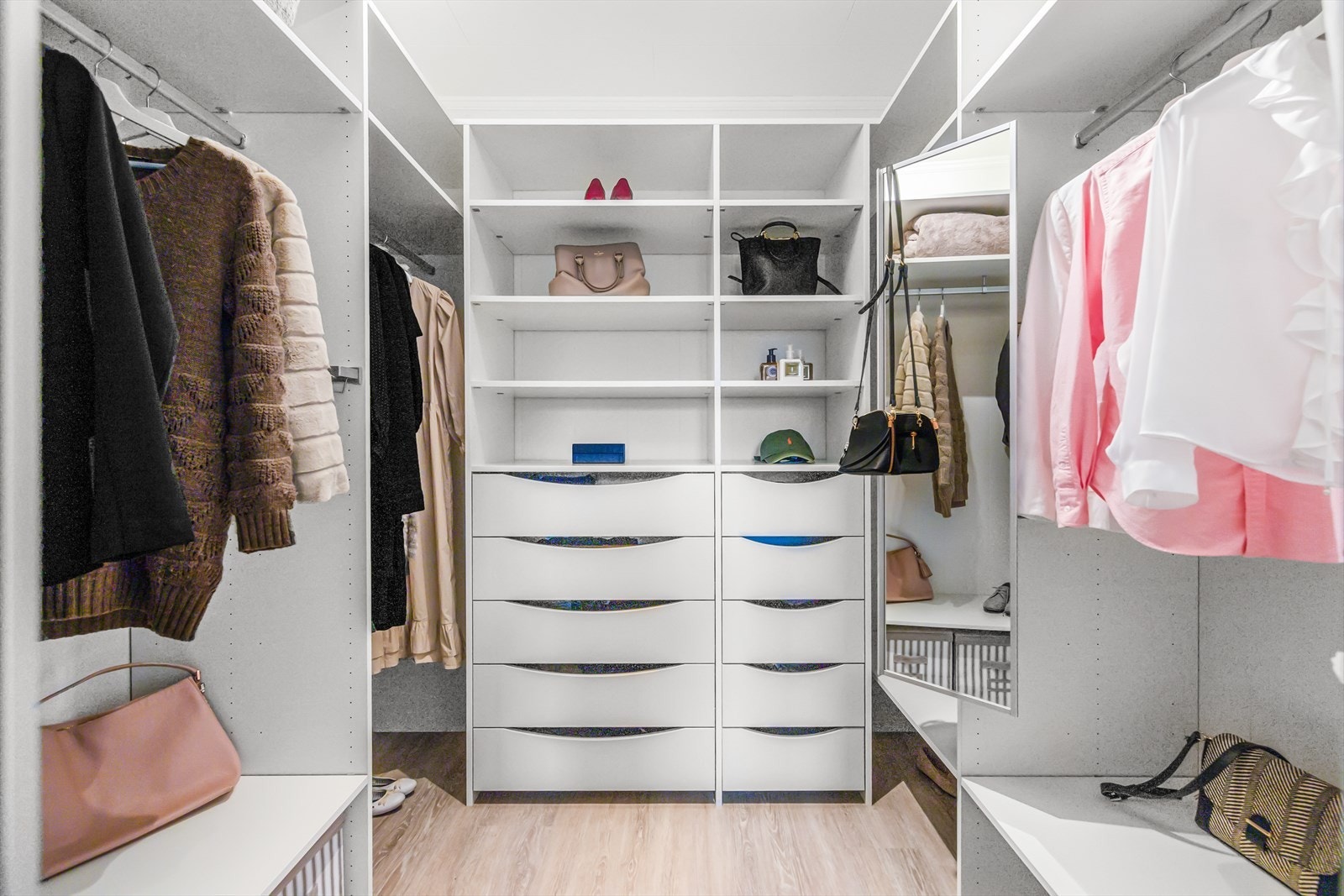 I tilknytning til hovedsoverommet ble det i 2017 innredet et walk in closet. Galleribilde