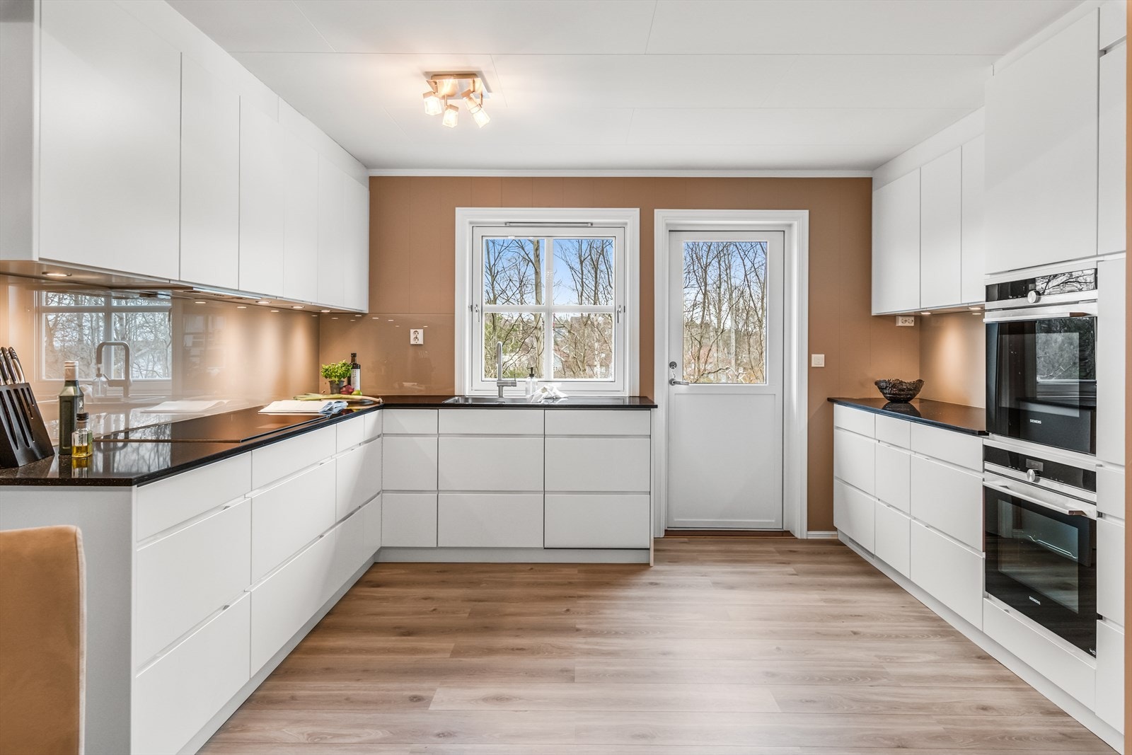 Det er direkte utgang til den ene verandaen, perfekt for både morgenkaffen og sosiale middager sommerstid. Galleribilde