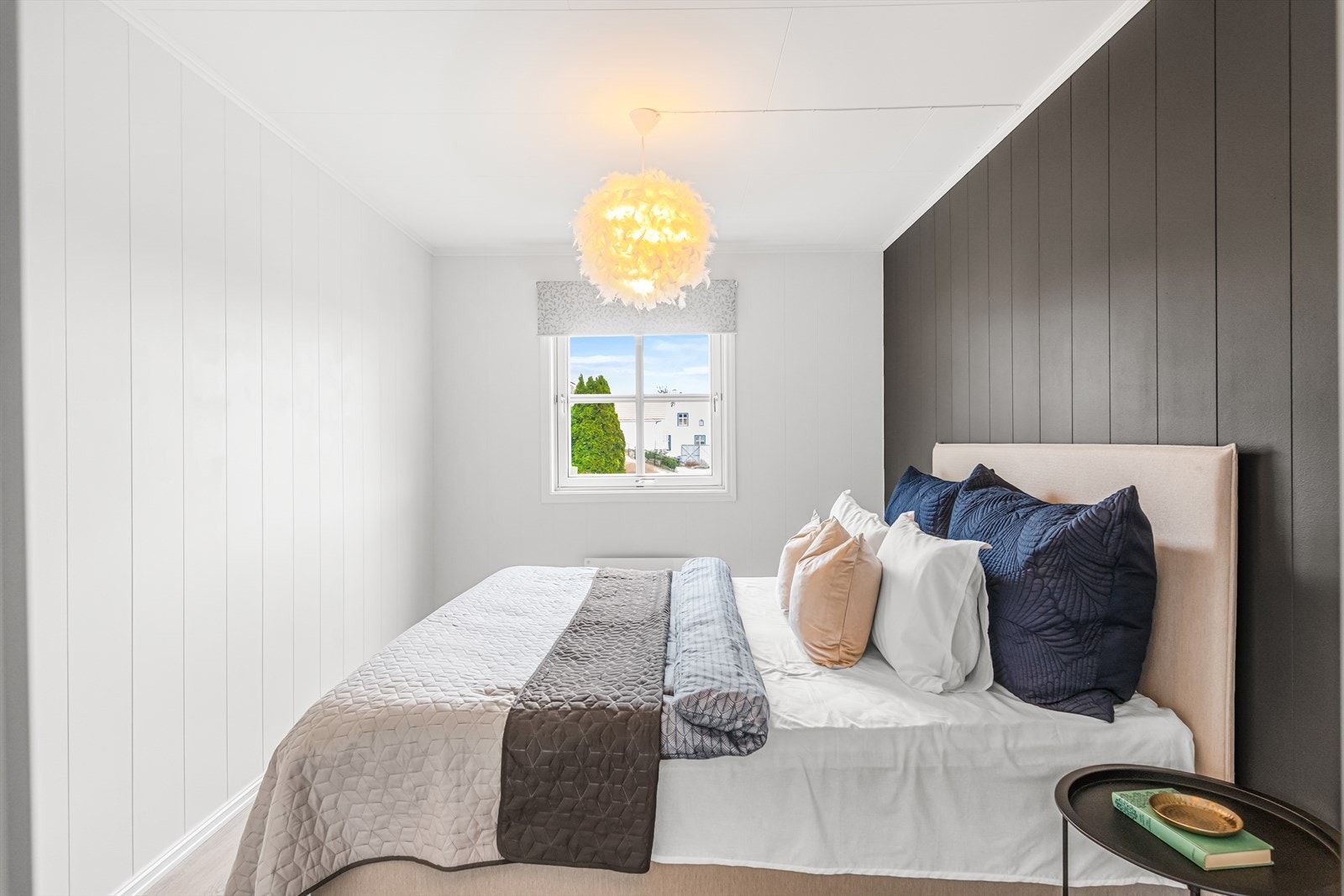 Hovedsoverommet nede har god plass til dobbeltseng med tilhørende nattbord, og bak skyvedører er det et nyere garderoberom med skuffer, hyller og stenger for oppheng. Galleribilde