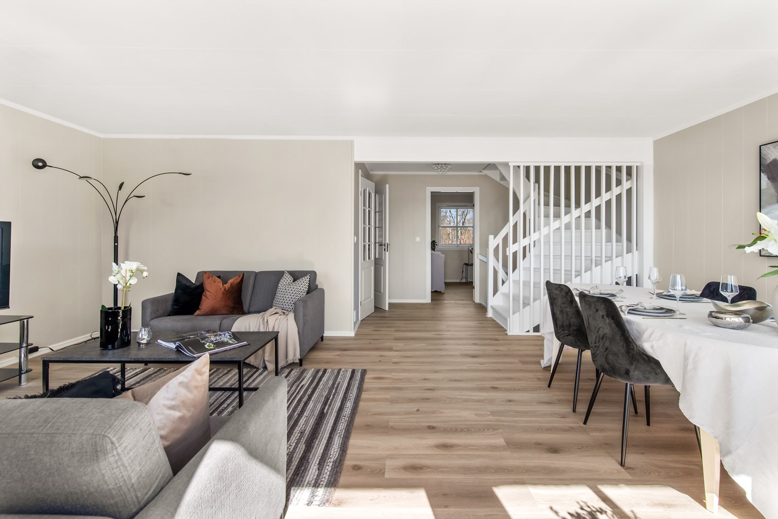 Store vinduer i front slipper inn godt med naturlig lys, og en glassdør fører ut til den ene verandaen - en herlig romforlengelse i sommerhalvåret. Galleribilde