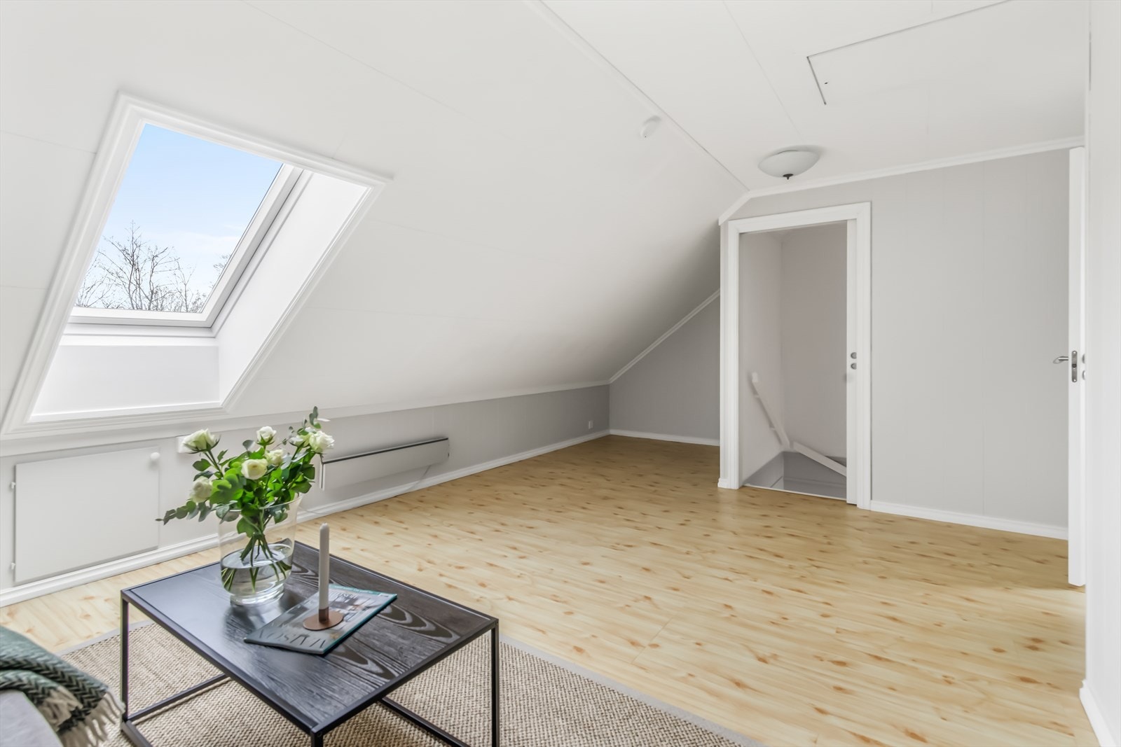 Stuen har plass til både kontorkrok og sofagruppe, og rommet er perfekt hvis man ønsker å trekke seg tilbake for litt egentid med en god bok eller film. Galleribilde