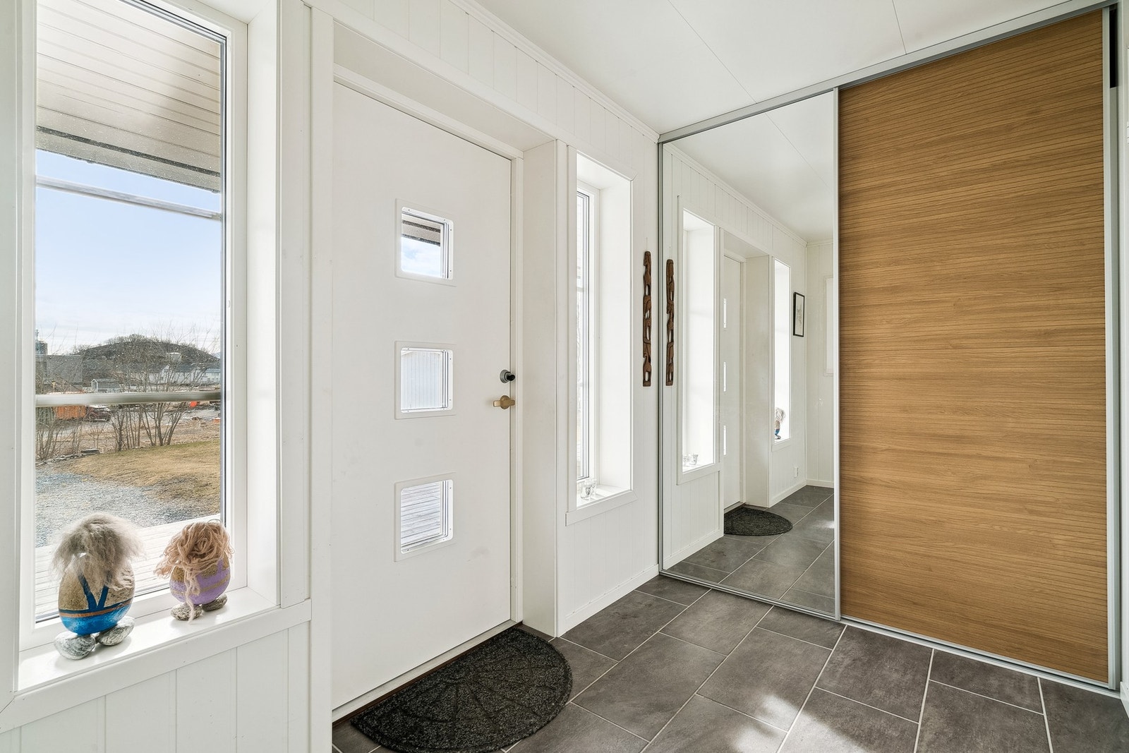 Entre med skyvedørsgarderobe Galleribilde