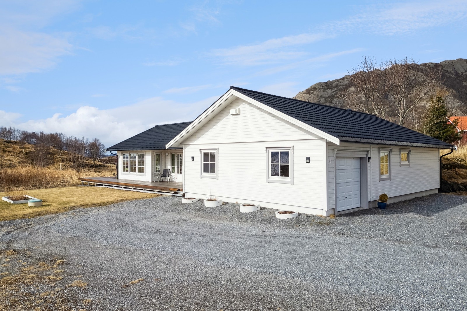 Enebolig på ett plan med integrert garasje. Fra garasjen er det direkte inngang til boligen Galleribilde