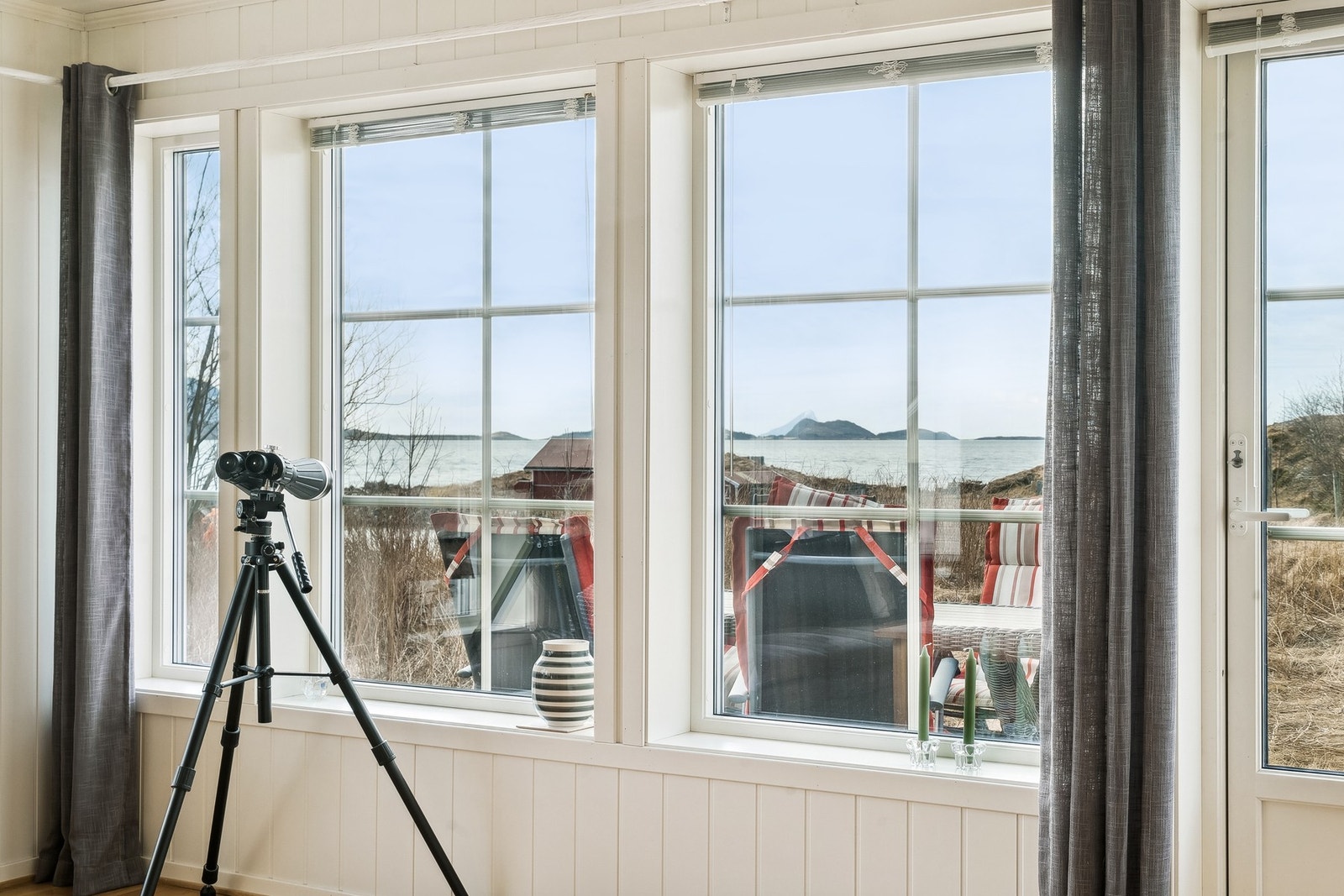 Meget flott beliggenhet med utsikt over havet og øyene rundt! Galleribilde