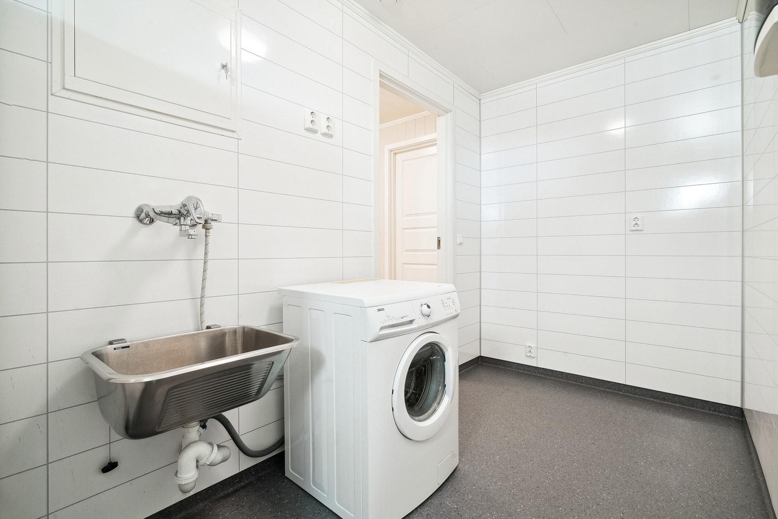 Praktisk vaskerom med inngang til garasjen. Galleribilde