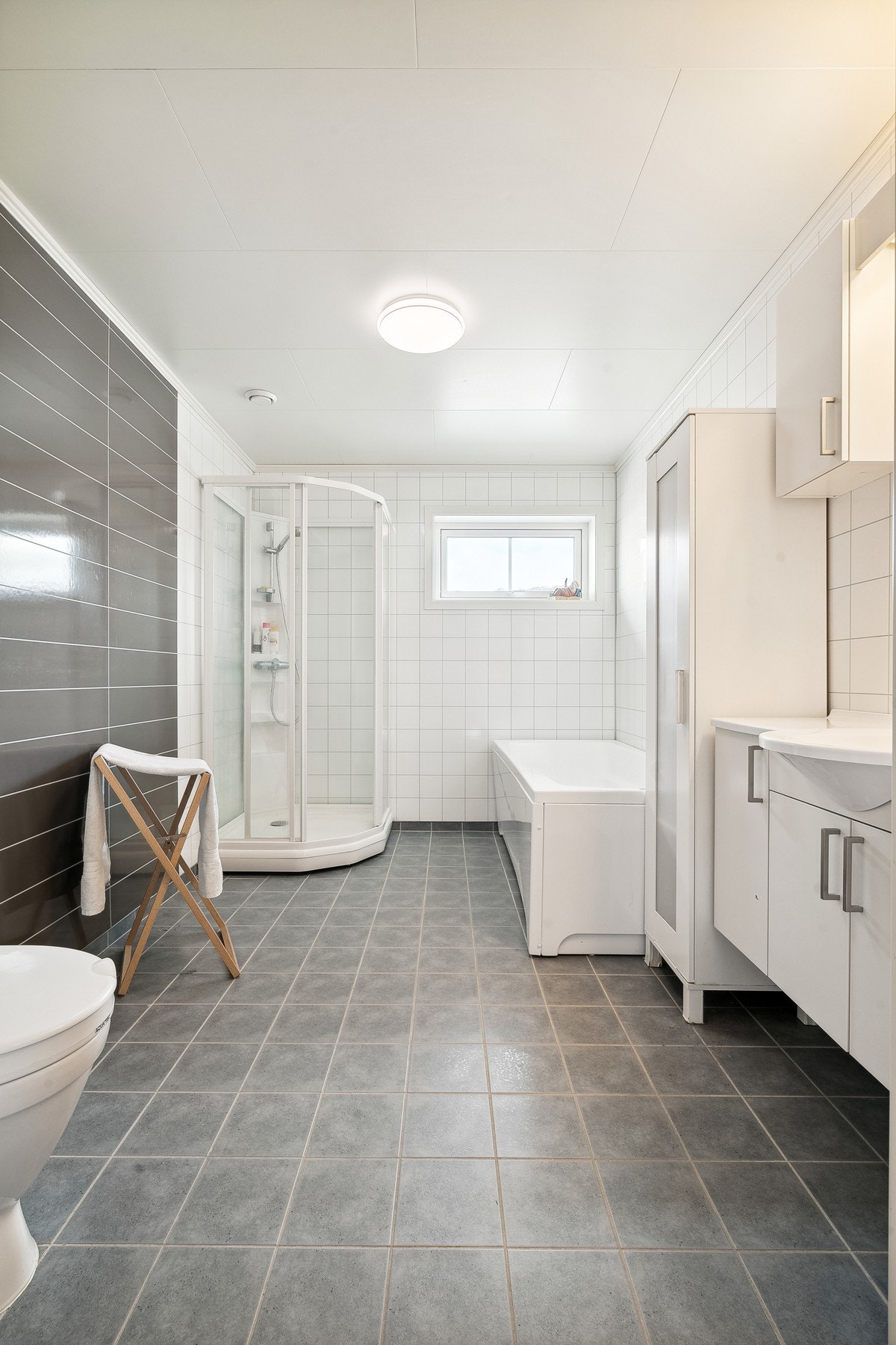 Flott bad med dusjkabinett, servant og wc Galleribilde