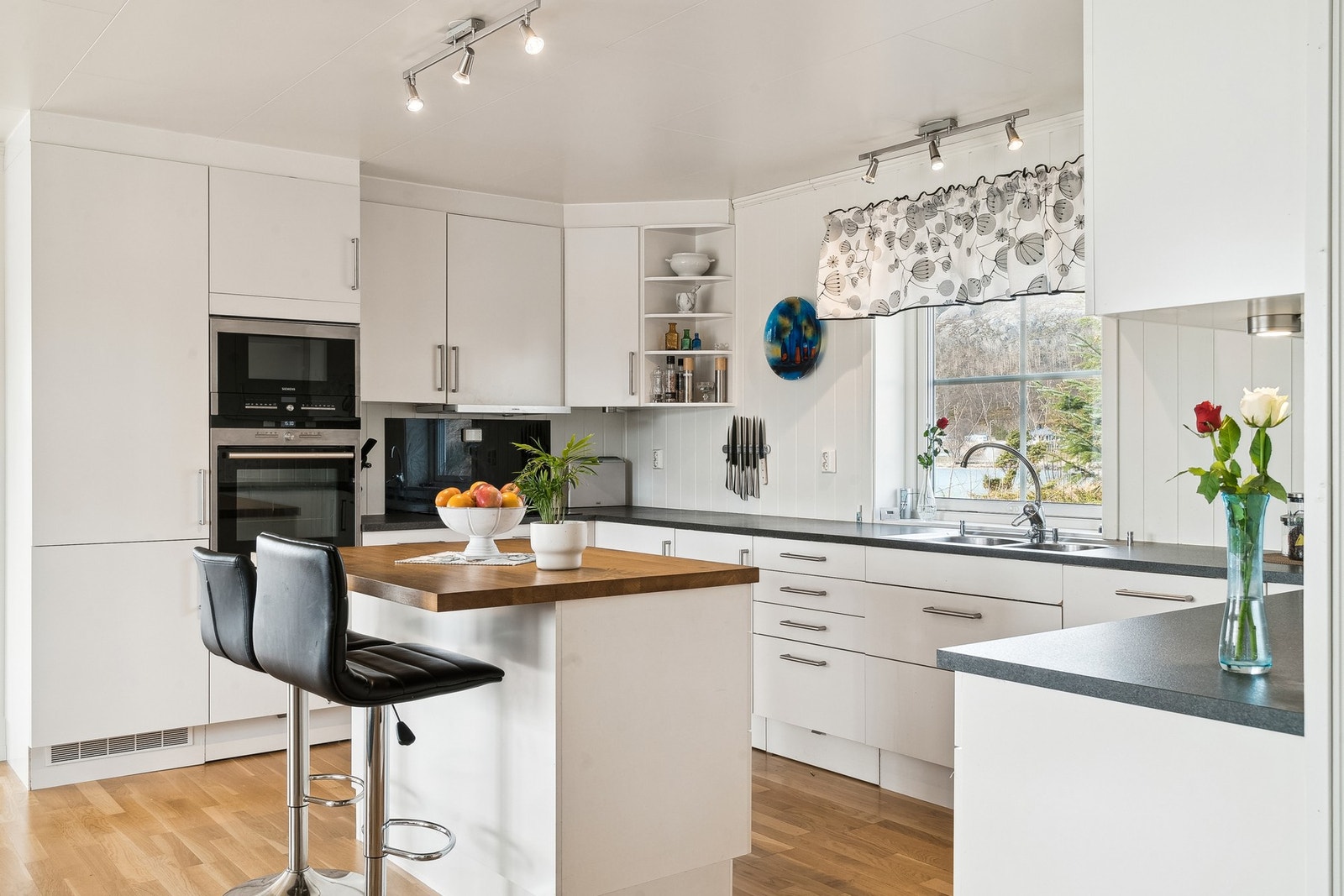 Godt med skap- og benkeplass Galleribilde