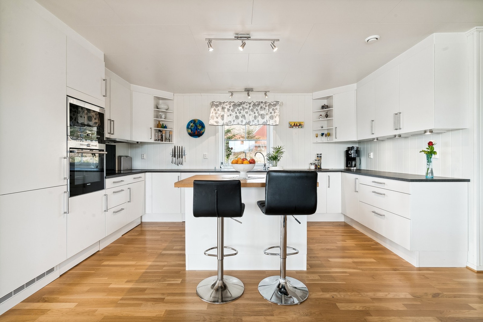 Moderne og meget pent kjøkken. Galleribilde