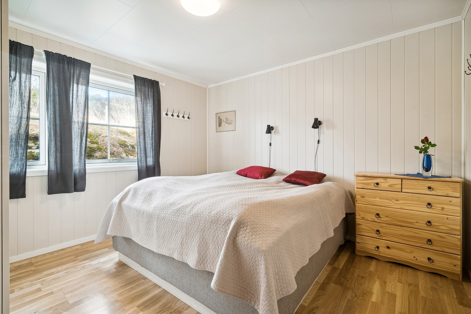 Det er tre gode soverom i boligen, i tillegg til kontoret Galleribilde