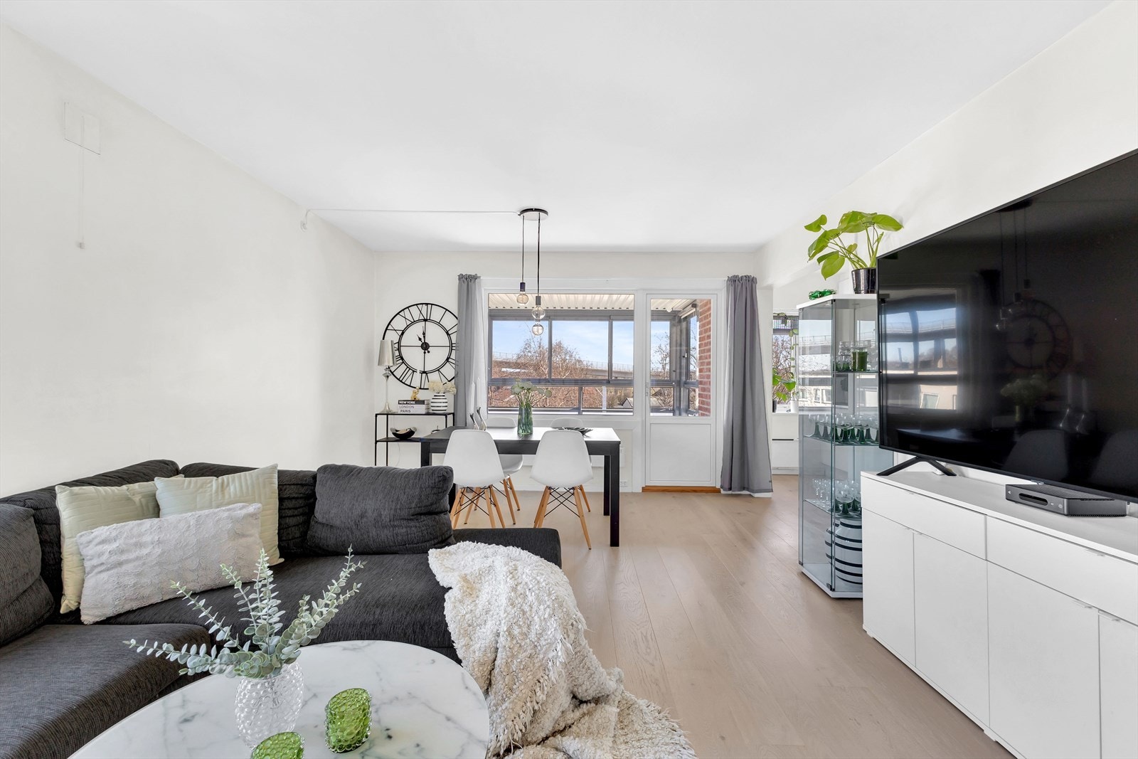 Fra stuen er det utgang til innglasset balkong Galleribilde