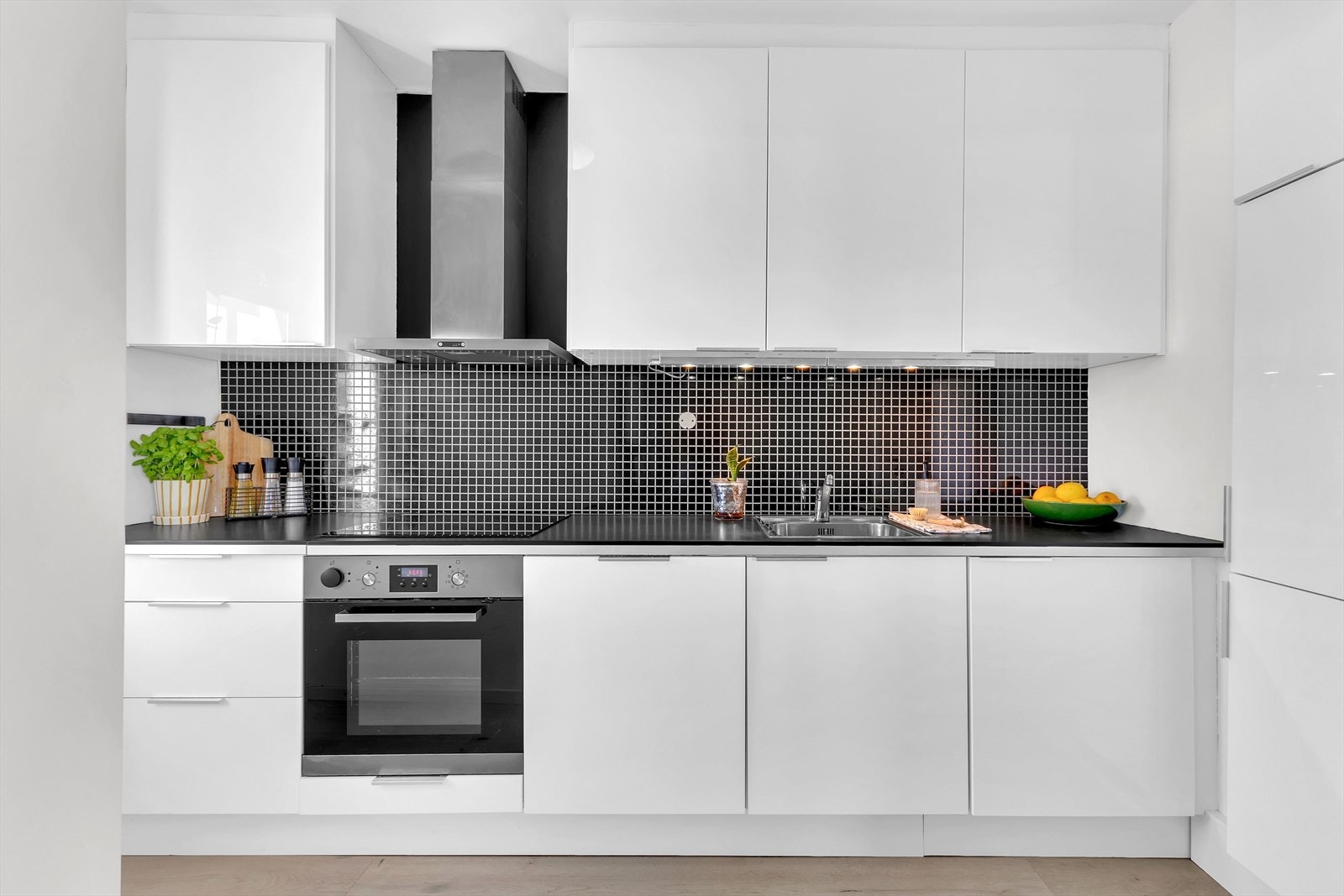 Kjøkkeninnredning fra Ikea med slette fronter og laminert benkeplate Galleribilde