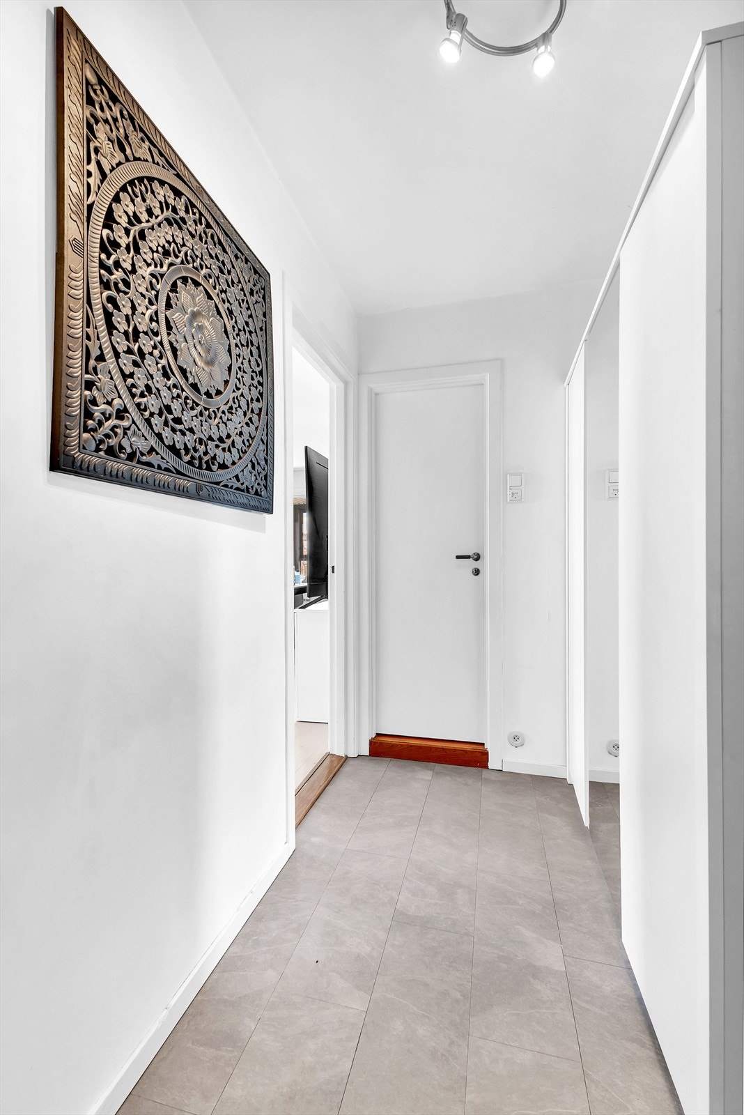 Det er god plass til oppbevaring av yttertøy og sko i skyvedørsgarderobe Galleribilde