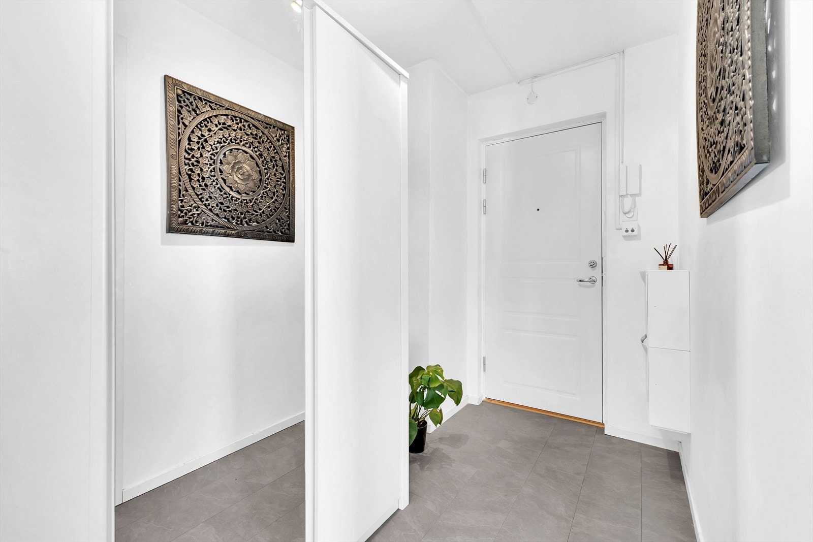 Innbydende entré/gang med porttelefon for fjernåpning av felles ytterdør Galleribilde