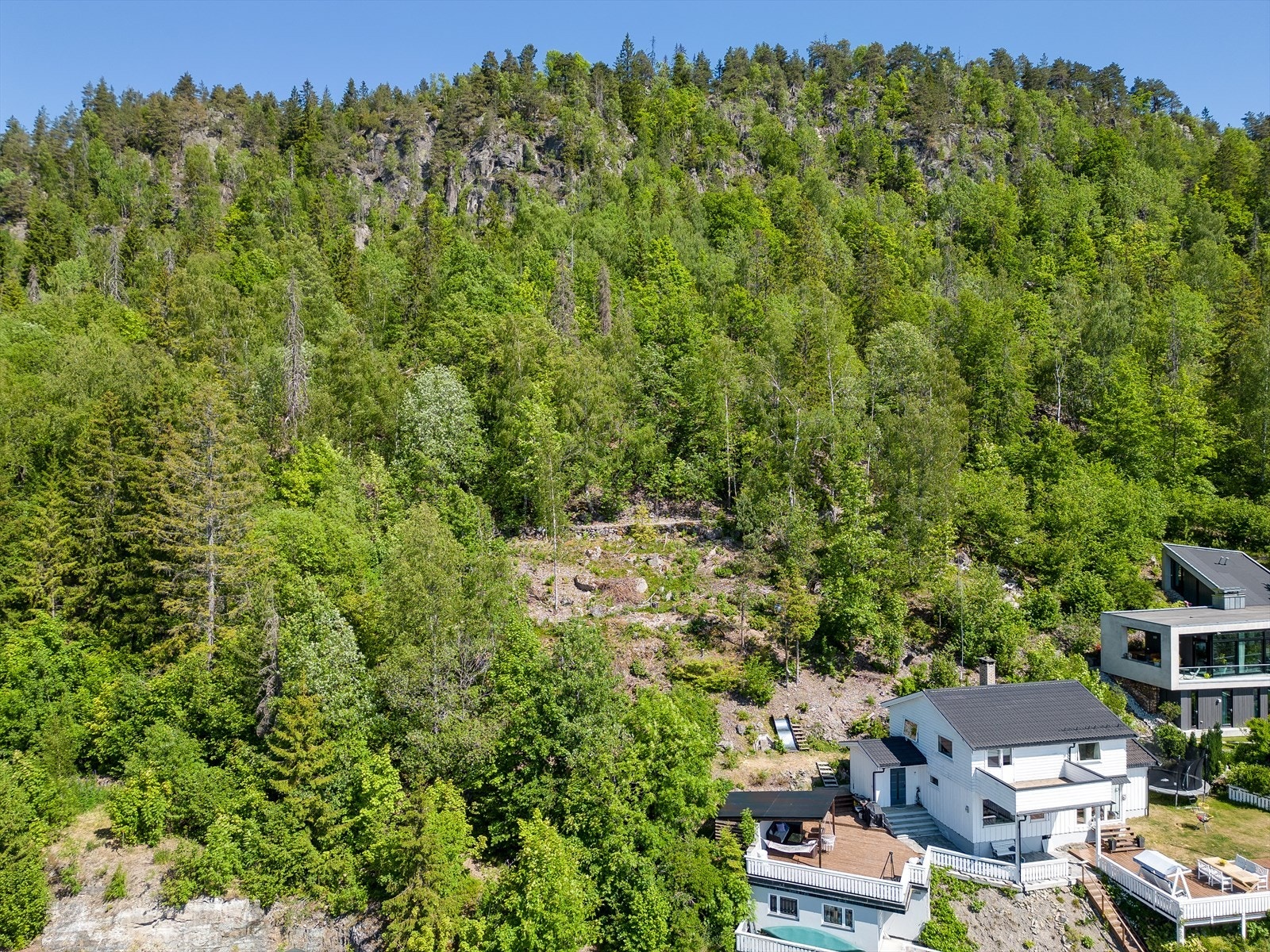 Naturtomt i sørvestvendt skråning, grensende til skogs-/friluftsområde. Galleribilde