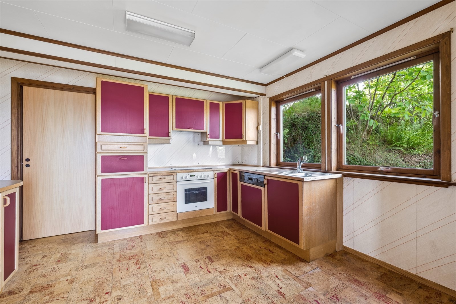 Kjøkkenet har innredning med profilerte fronter Galleribilde