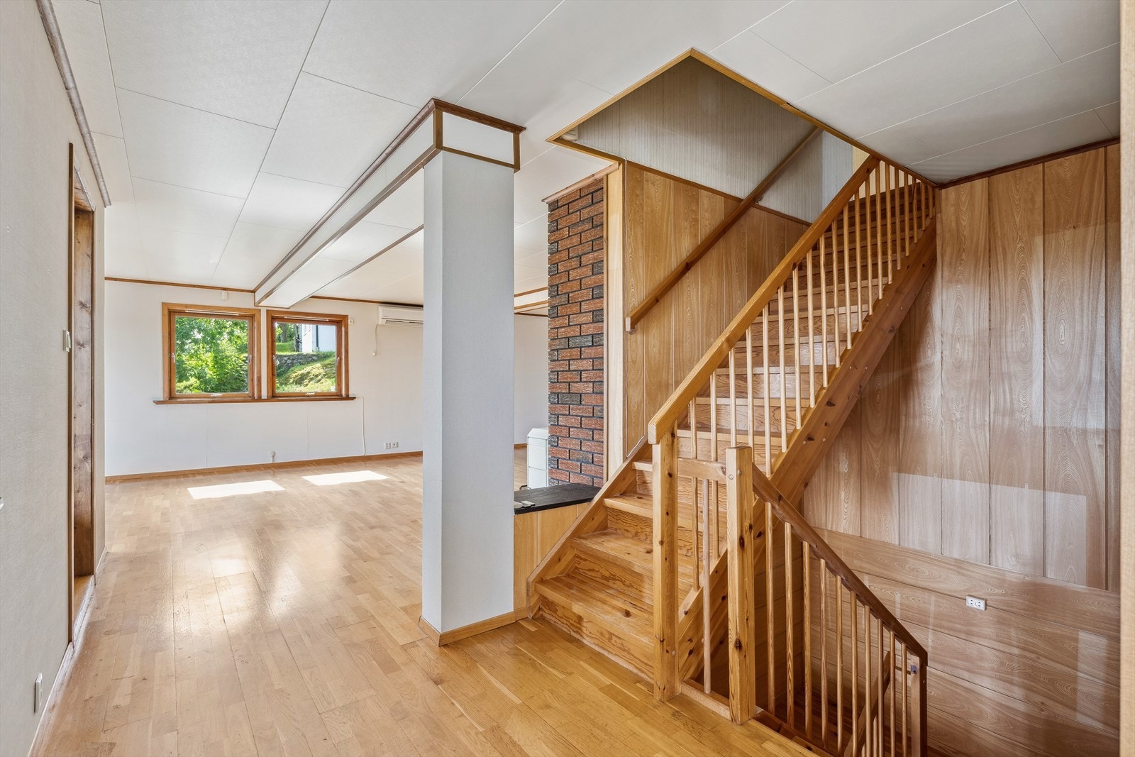 Opp trappen kommer vi til stue og kjøkken Galleribilde