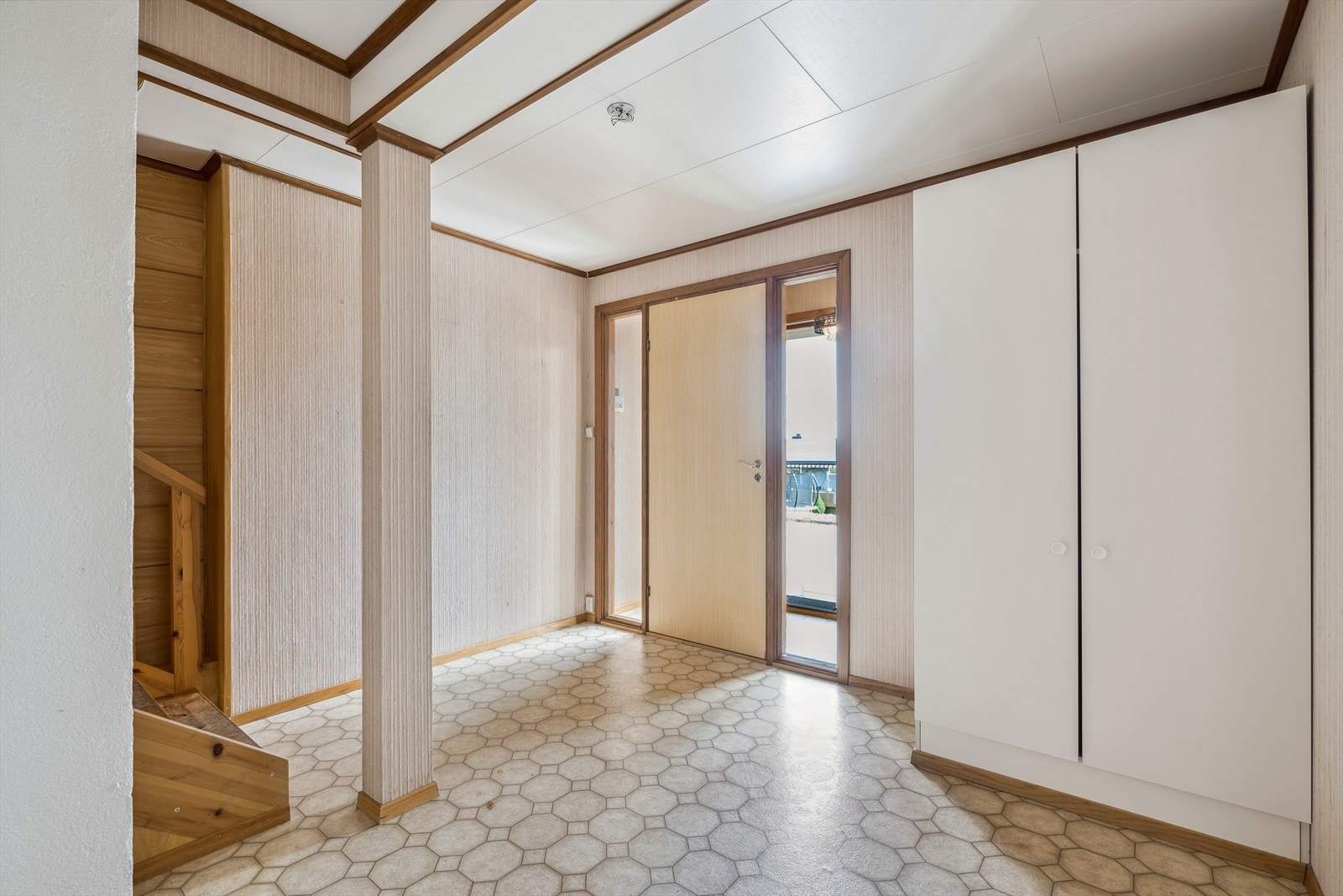 Hoveddel har vindfang og stor hall med garderobeskap i u.etg. Galleribilde