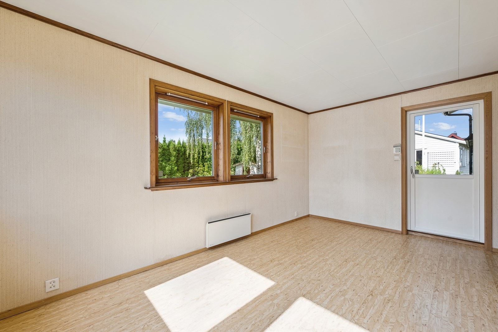 Stuen har utgang til hage Galleribilde