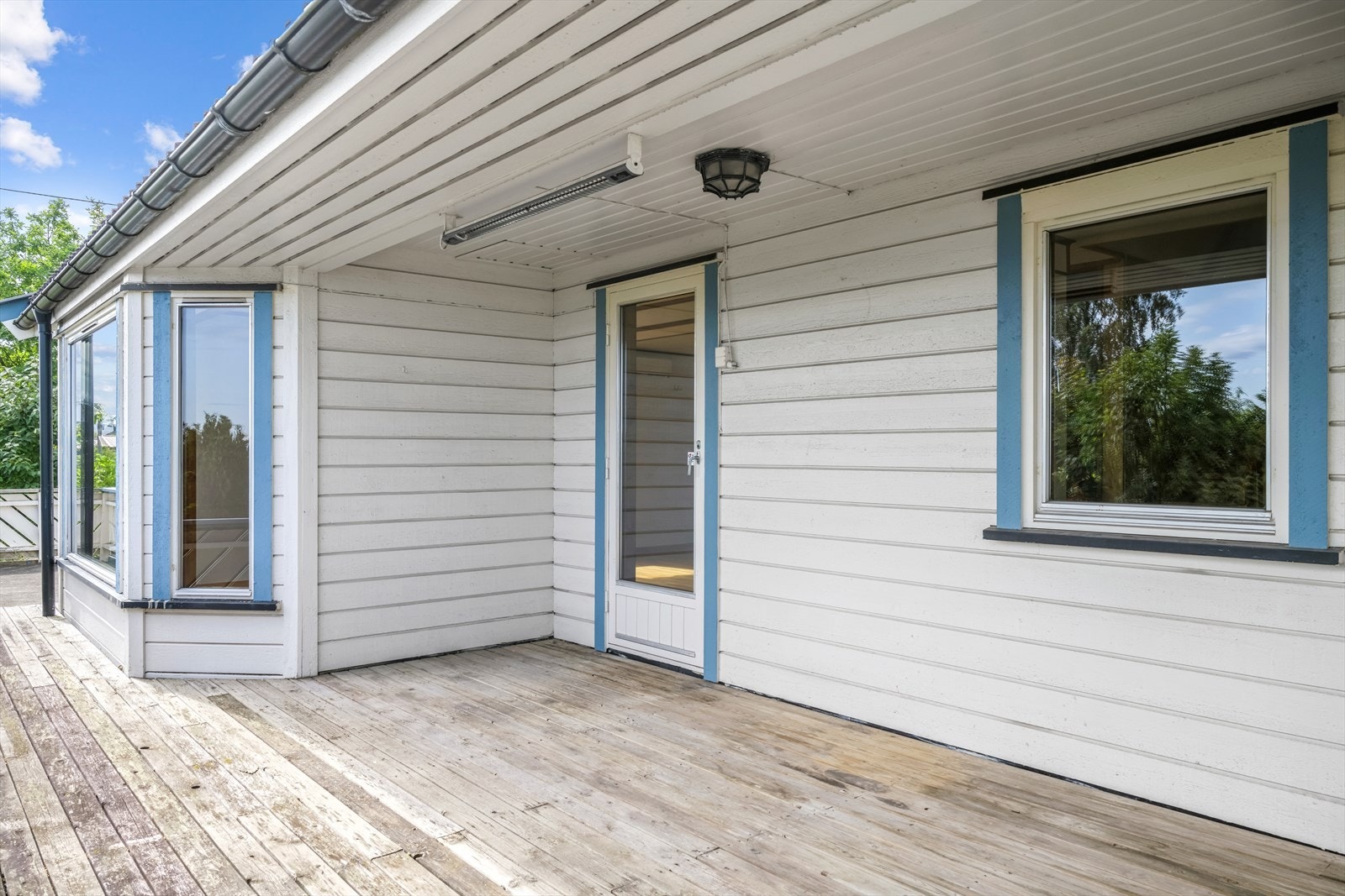 Det er terrasse med utgang fra stuen Galleribilde