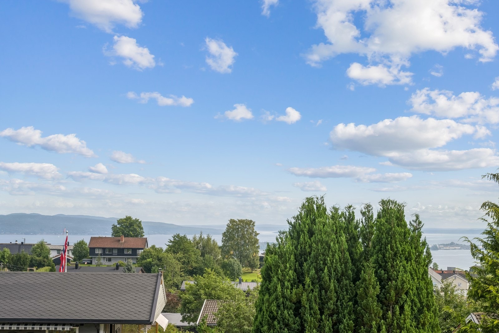 Utsikt fra terrasse og stue Galleribilde