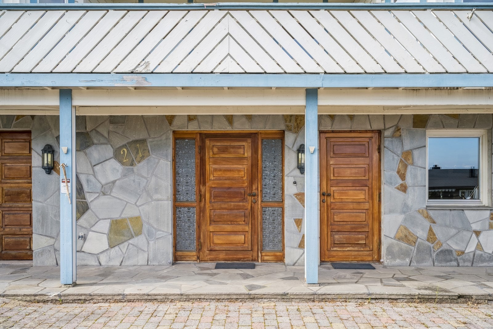 Inngangsdør til hoveddel og til hybel Galleribilde
