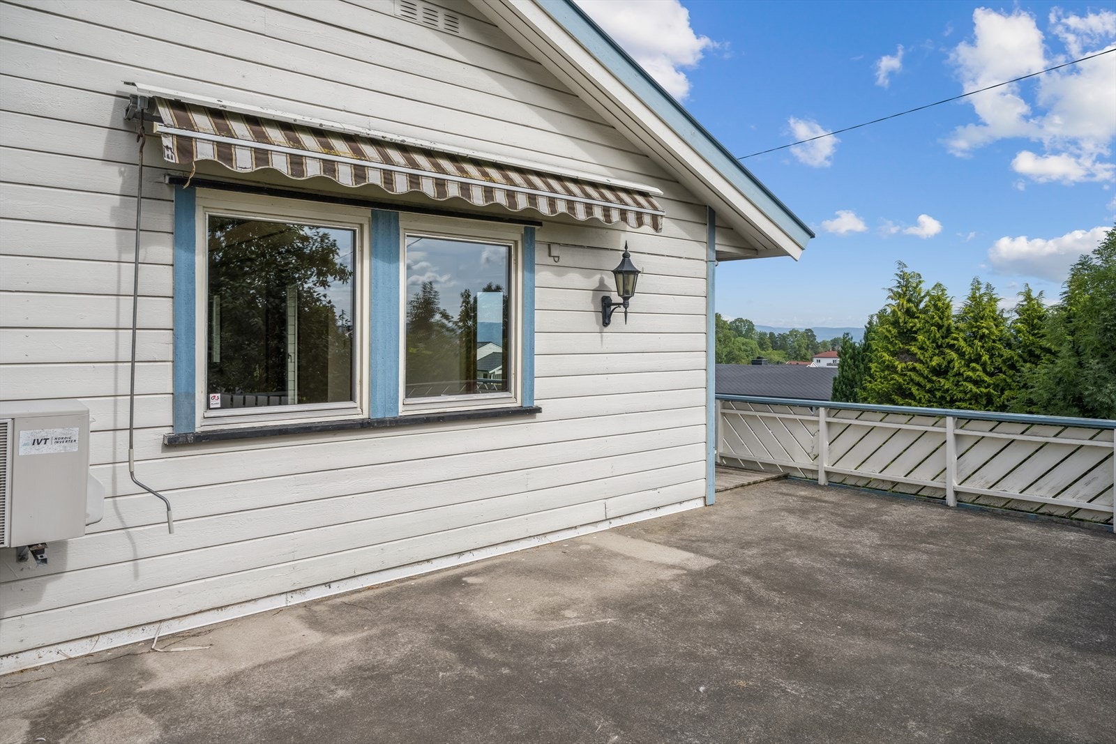 Terrassen strekker seg rundt boligen og er på 49 kvm Galleribilde