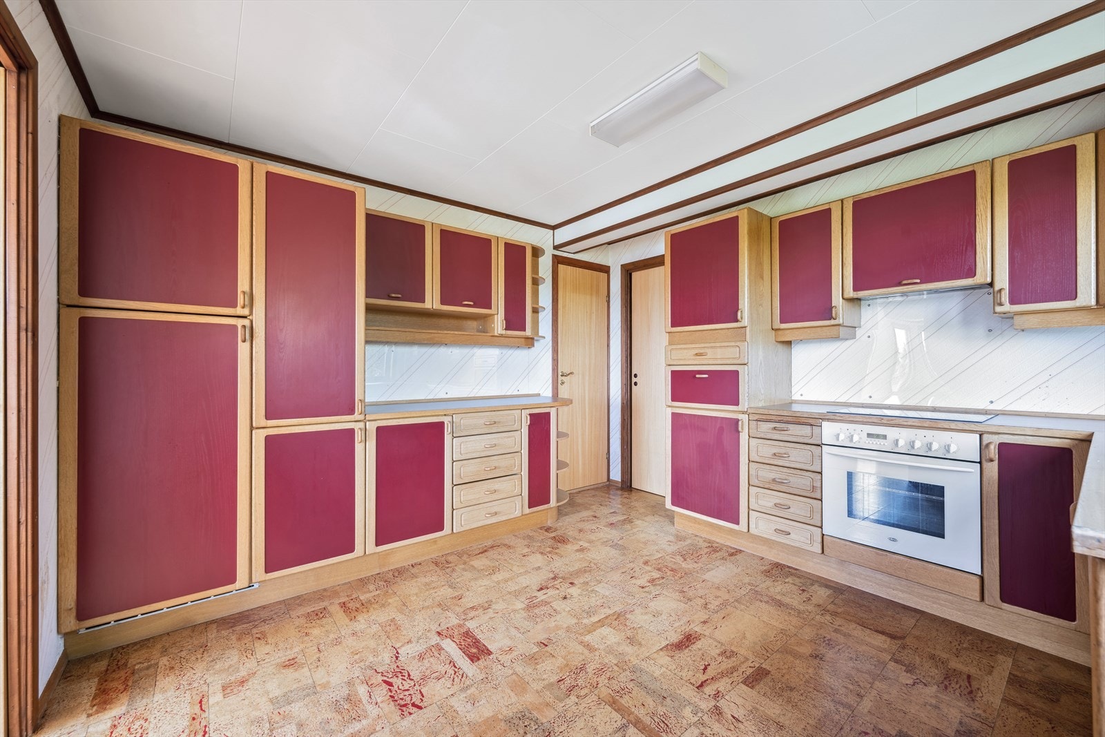 Oppvaskmaskin, stekeovn og platetopp medfølger Galleribilde