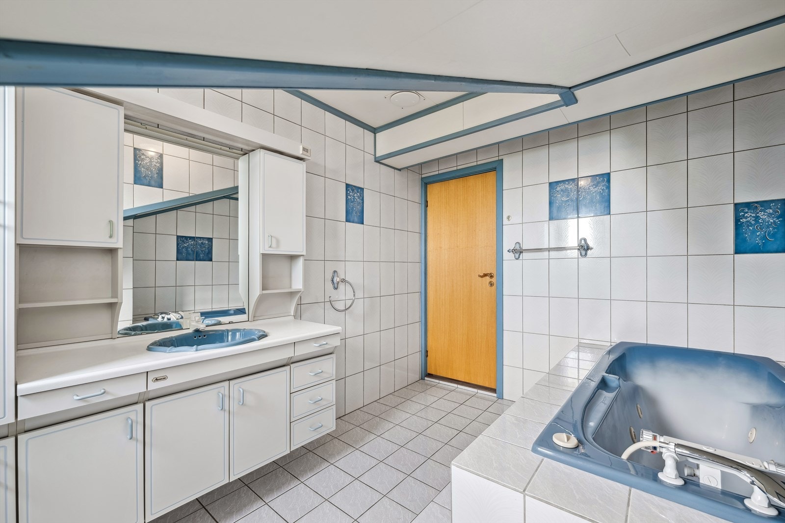 Flislagt bad med wc, badekar og stor baderomsinnredning Galleribilde