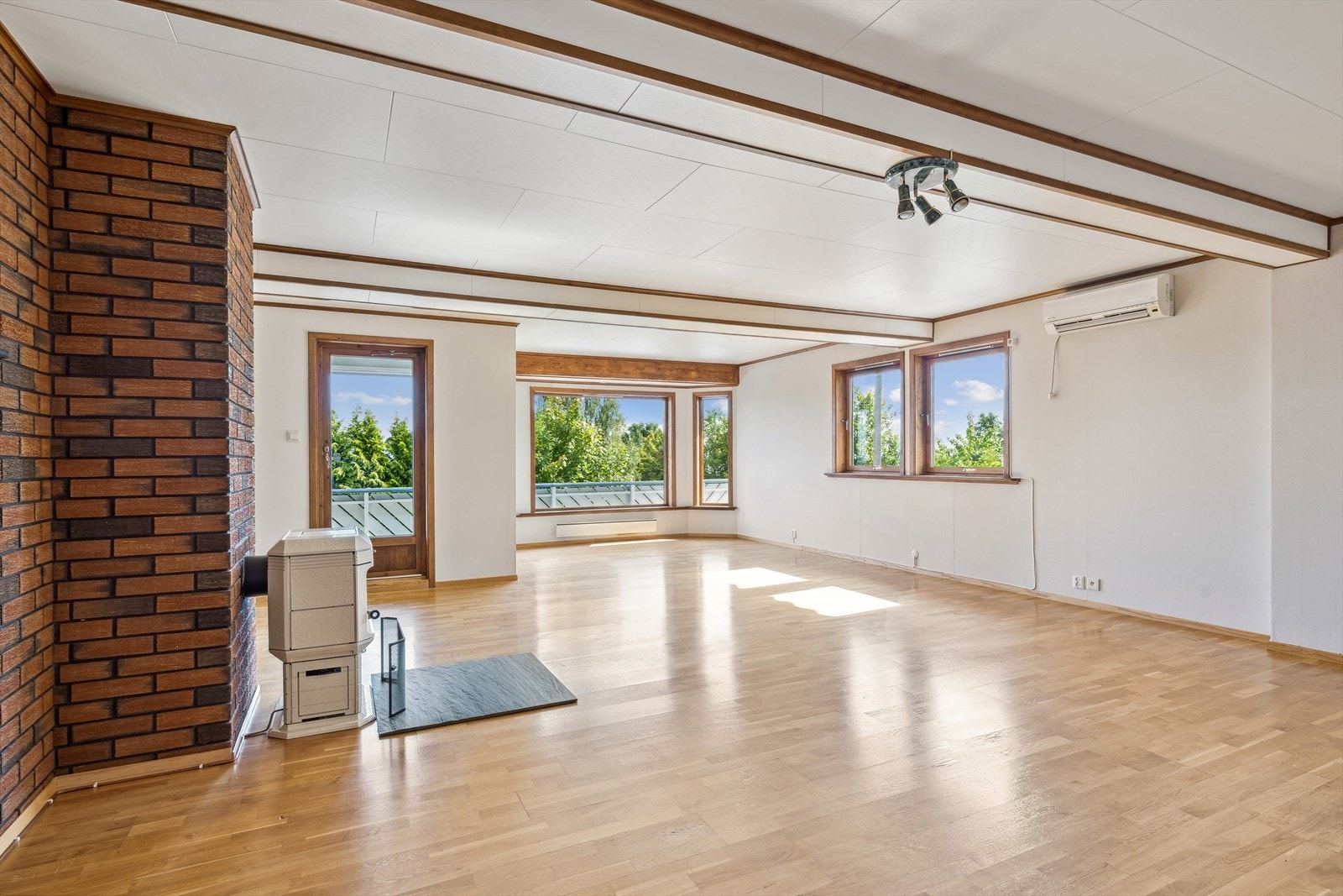 Her er det montert vedovn og varmepumpe Galleribilde