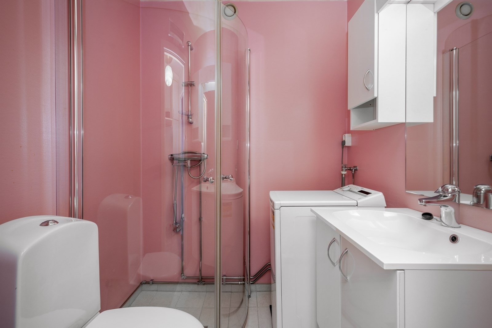 Badet er pusset opp i regi av borettslaget i løpet av 2015/2017. Det er flis på gulv og tapet på vegger. Badet har toalett, dusjhjørne og innredning med heldekkende hvit vask, under- og overskap med slette fronter, speil og lys. Galleribilde
