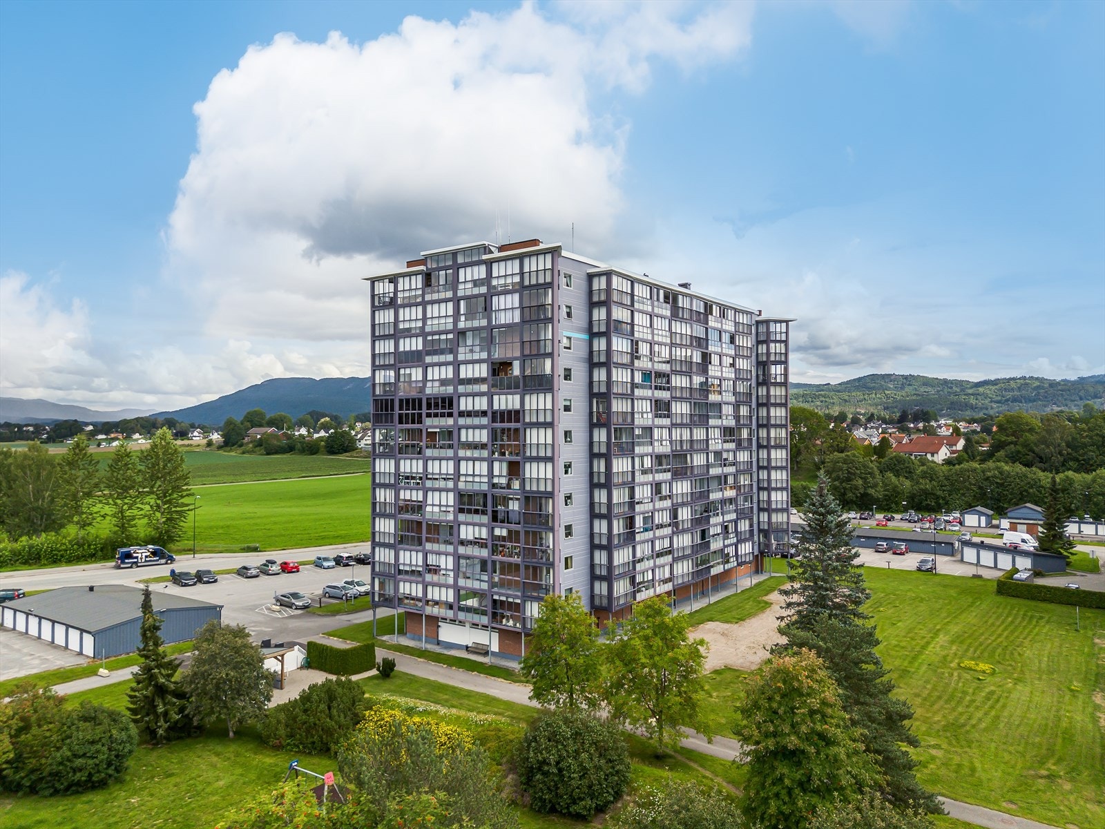 Boligen ligger sentralt og fint til på Falkum med gangavstand til Skiens sentrumsgater med alle fasiliteter. Galleribilde