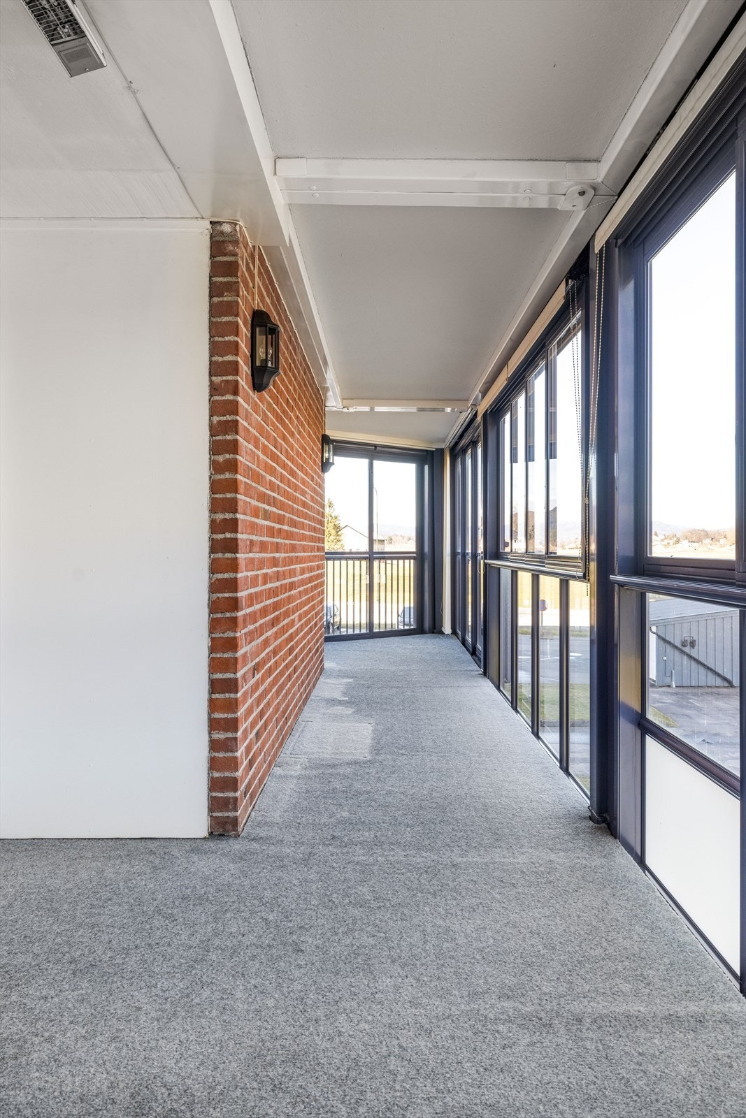 Det er vinduer som kan åpnes etter ønske, noe som gir muligheten for å bruke balkongen store deler av året. Galleribilde
