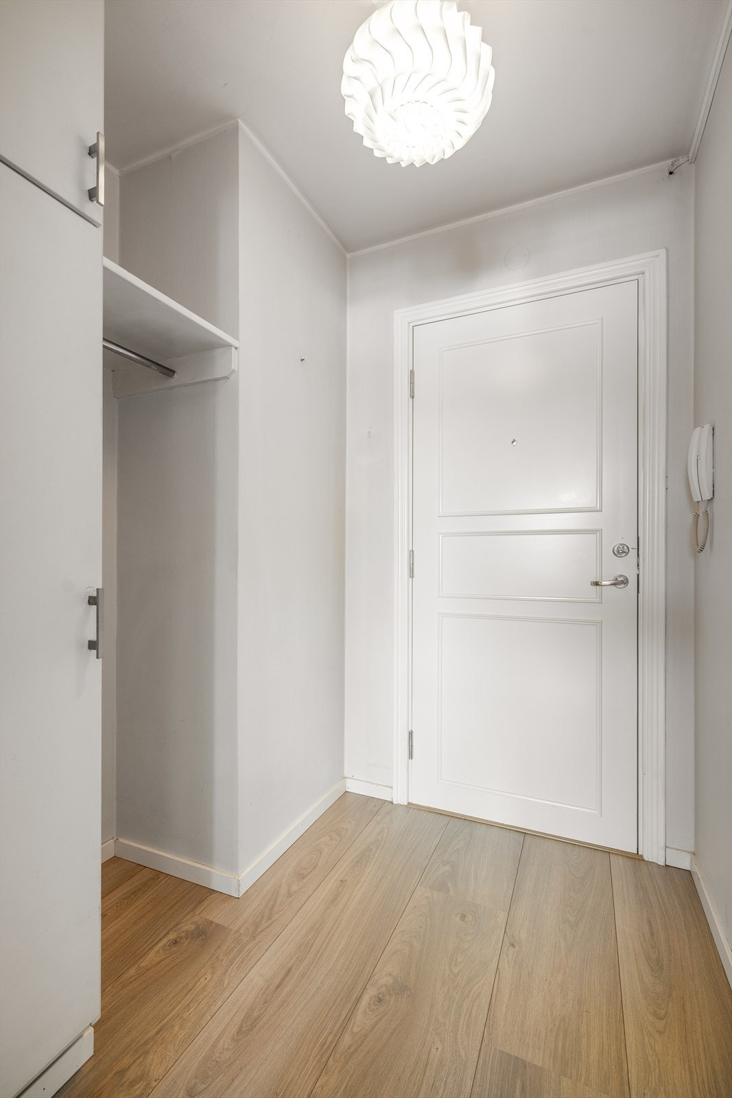 Leiligheten har en lys og romslig entré som ønsker velkommen inn, hvor det er plass til sko og yttertøy. Her er det plassbygd løsning med skap og mulighet for og henge fra seg. Det er også montert calling anlegg. Galleribilde