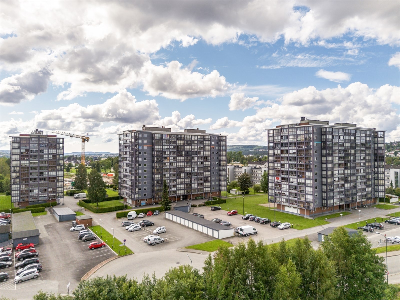 Felles biloppstillingsplass i borettslaget. Borettslaget har garasjer med ventelisteordning. Elbil ladning med Paypal system. Galleribilde