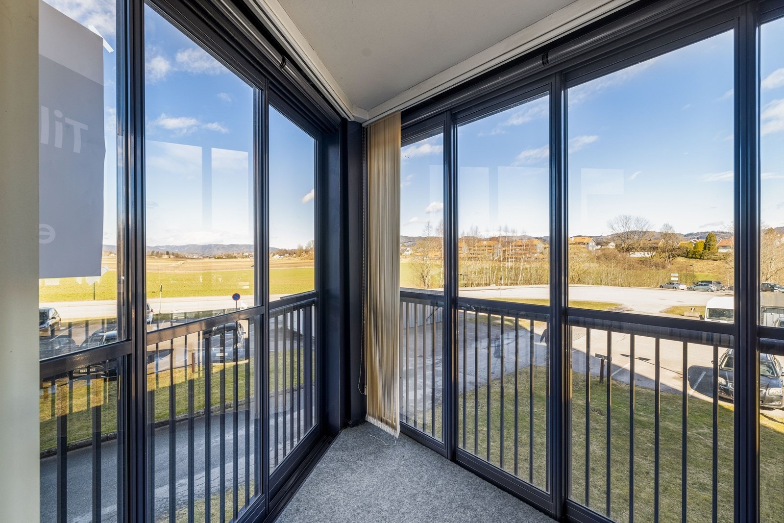 Fra stuen er det utgang til en stor innglasset balkong på 20 kvm med fint utsyn over landlige omgivelser! Galleribilde
