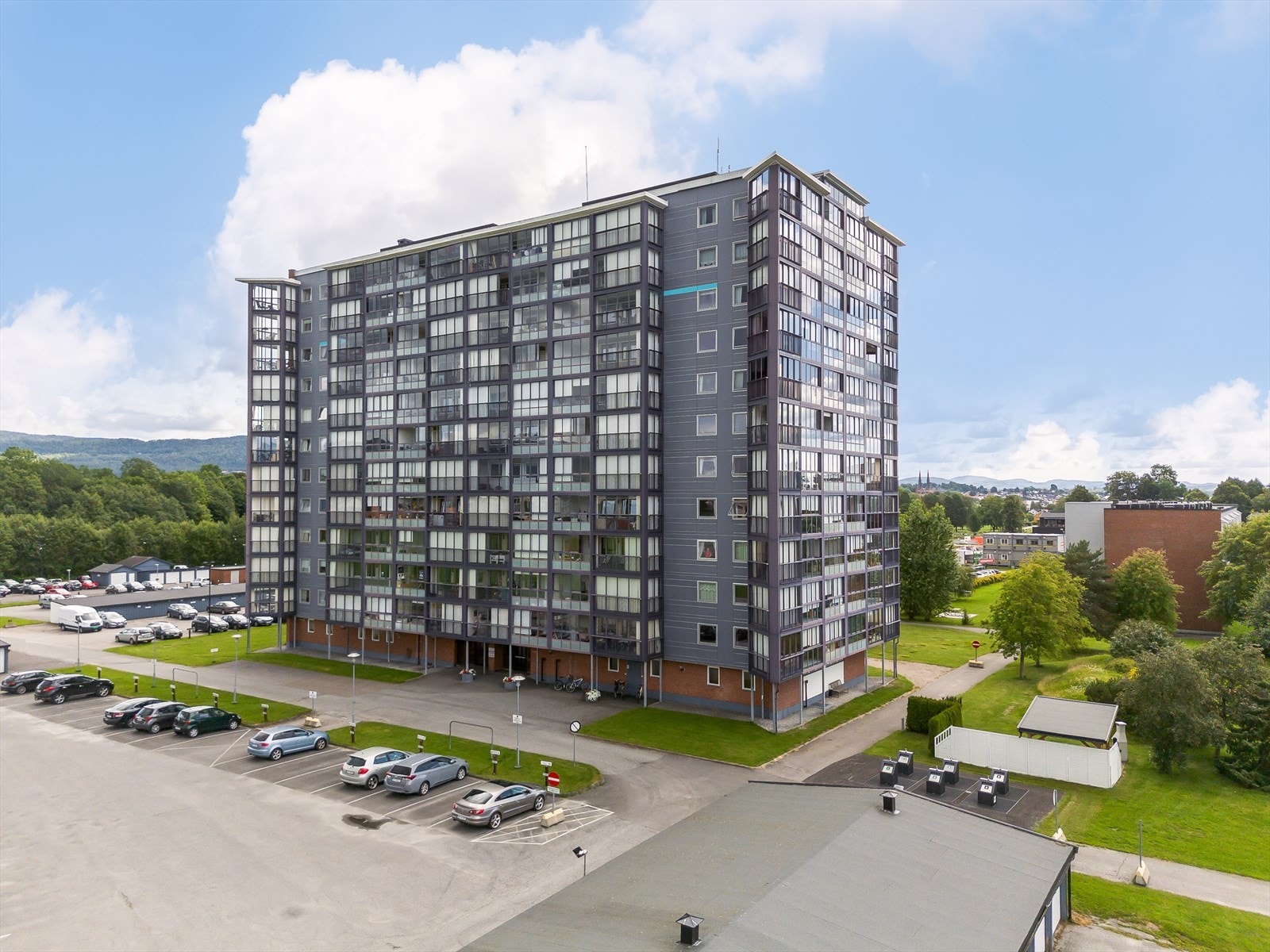 Tomten er opparbeidet med store grøntområder med plen, trær og prydbusker. Galleribilde
