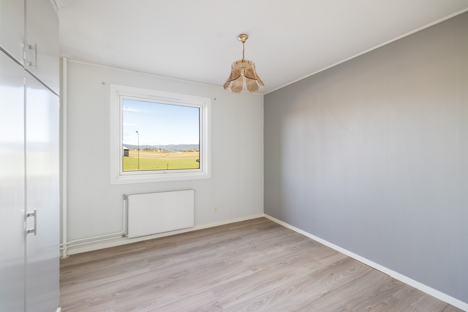 Soverommet har adkomst fra leilighetens stue og har god plass. Rommet er malt i lyse behagelige farger. Galleribilde