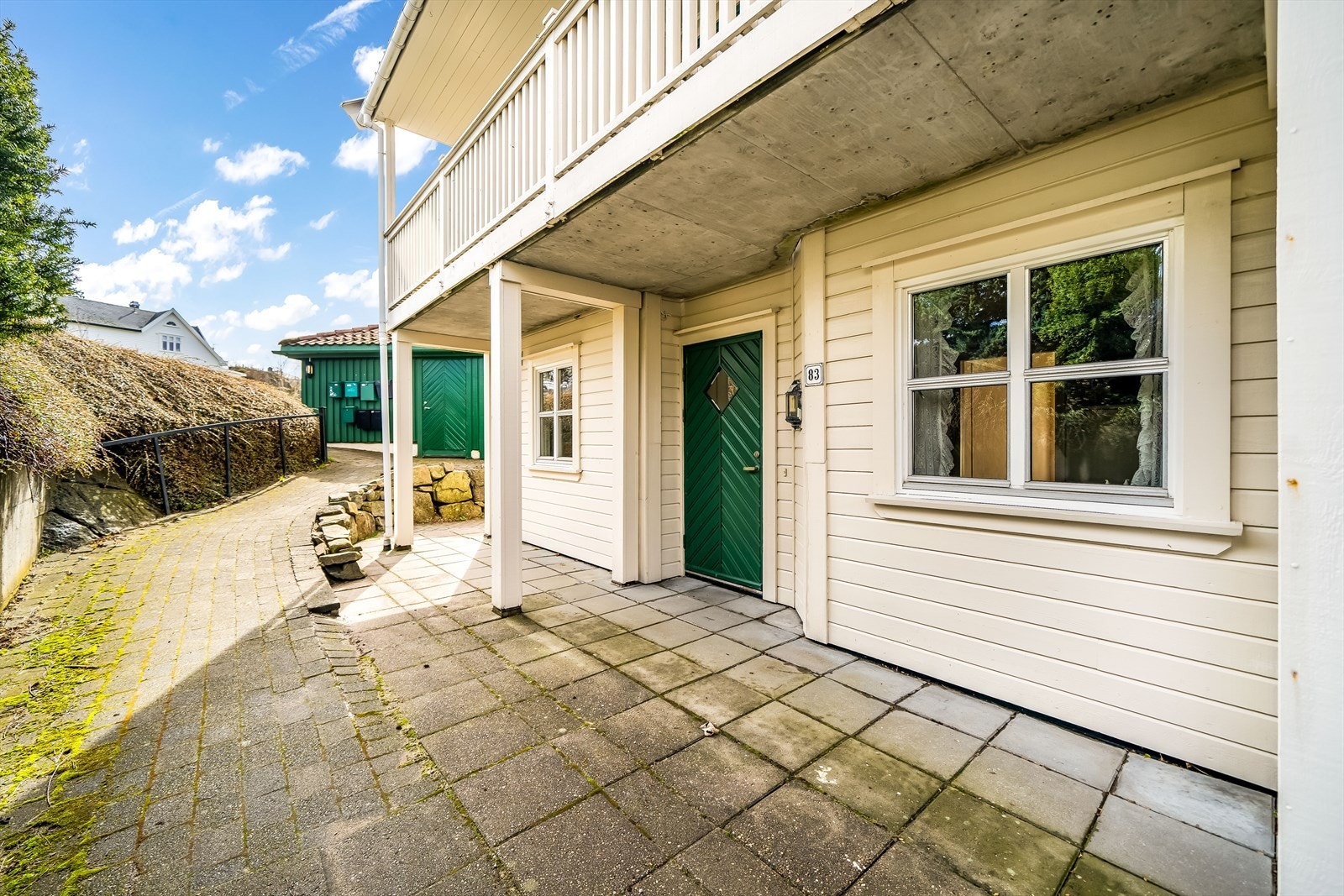 Lett adkomst til leiligheten. Plass til et cafébord hvor man kan nyte morgensola. Galleribilde
